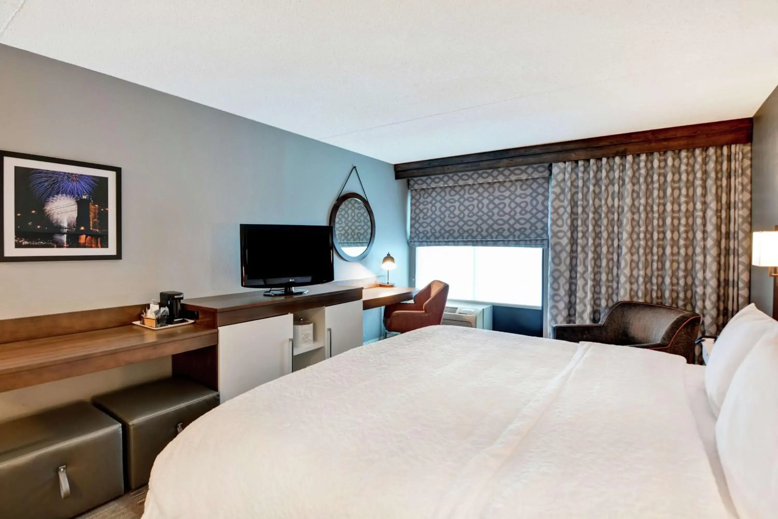 Double Room with Tub - Mobility and Hearing Accessible/Non-Smoking in Hampton Inn Cincinnati Airport South Double Room with Tub - Mobility and Hearing Accessible/Non-Smoking in Hampton Inn Cincinnati Airport South