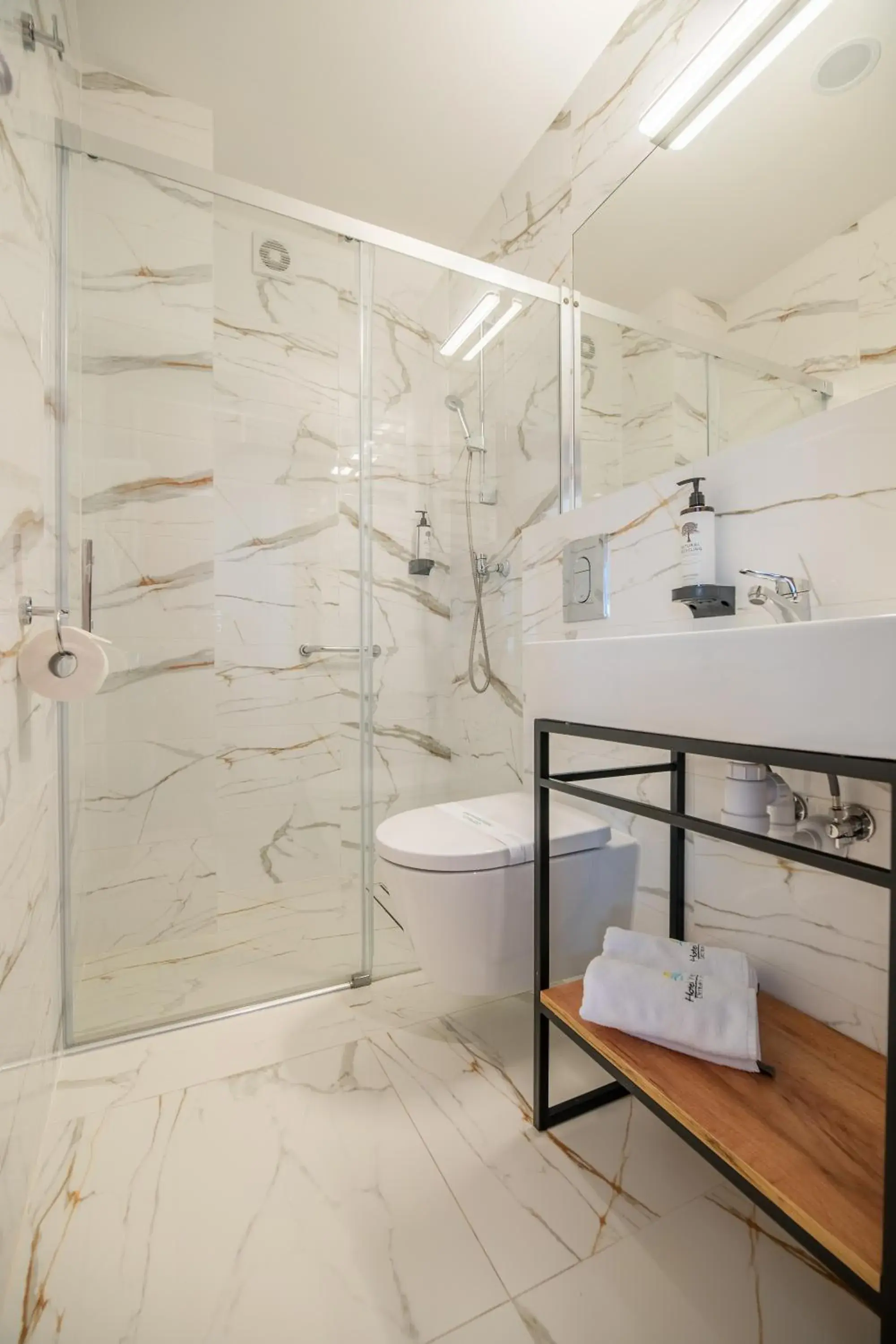 Pokój dwuosobwy typu Superior z balkonem z widokiem na morze in Hotel Wodnik Twój Hotel z widokiem na morze Pokój dwuosobwy typu Superior z balkonem z widokiem na morze in Hotel Wodnik Twój Hotel z widokiem na morze