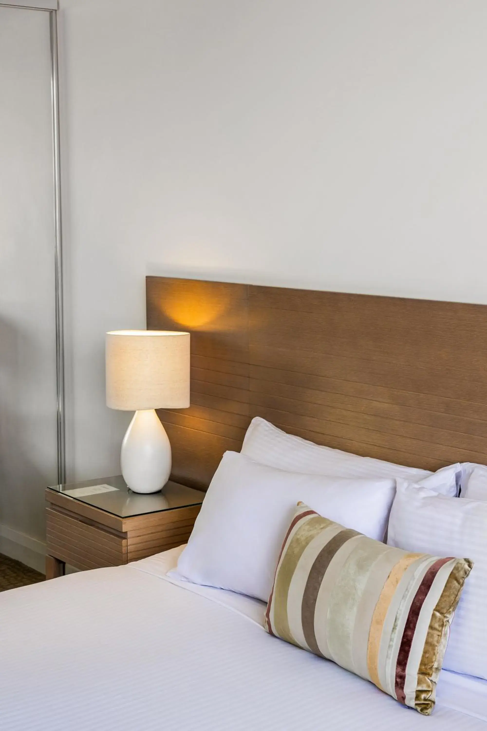 Hotel Room in Oaks Redcliffe Mon Komo Suites Hotel Room in Oaks Redcliffe Mon Komo Suites