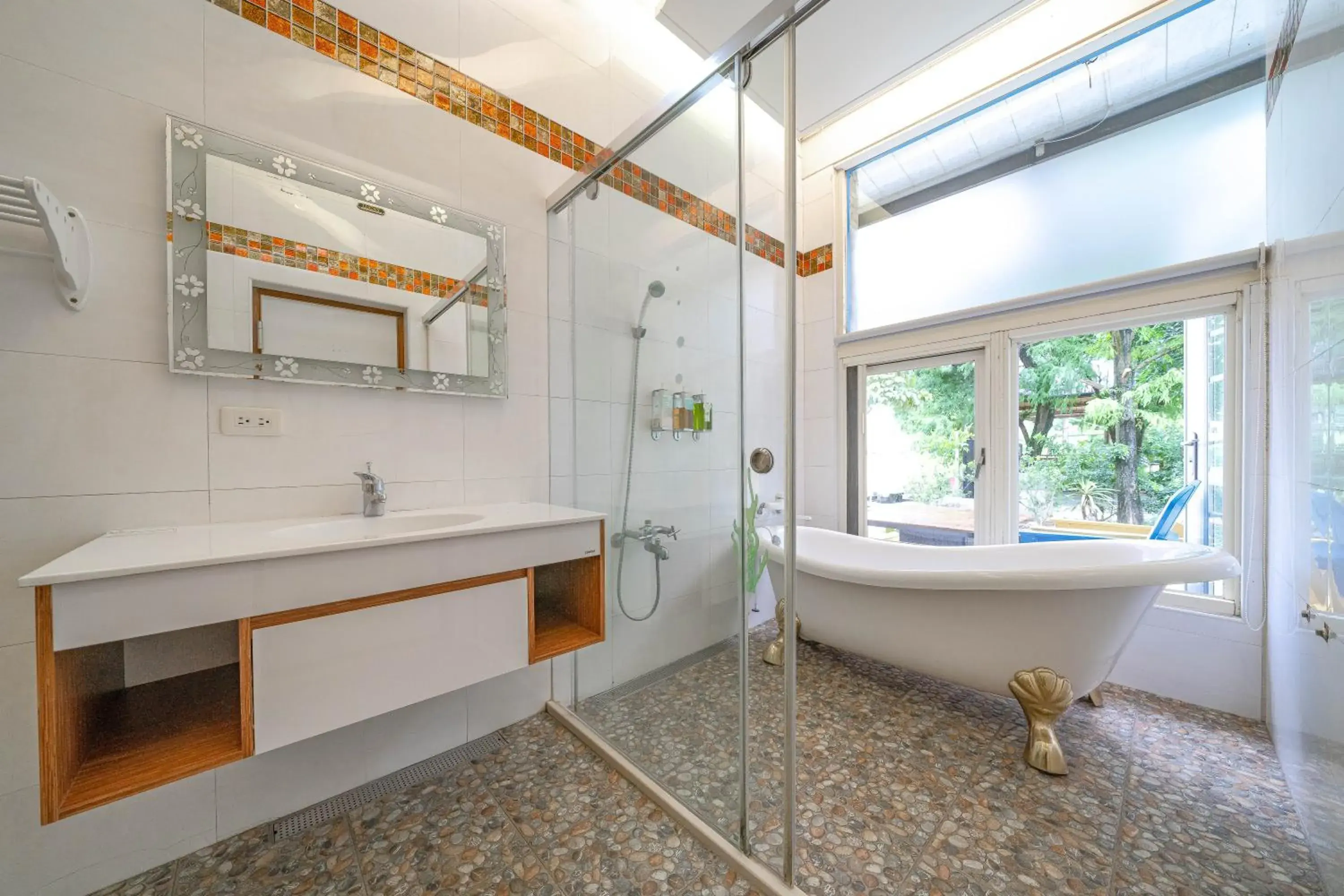 Deluxe Quadruple Room in Rainbow Garden B&B Deluxe Quadruple Room in Rainbow Garden B&B