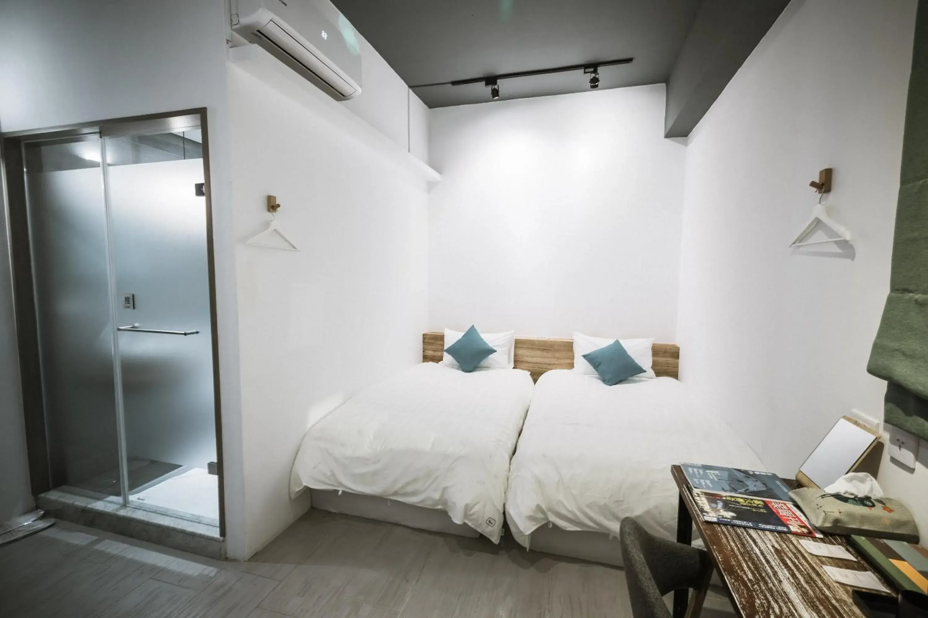 Standard Twin Room with Balcony in Tiin Tinn - Rivershore B&B Standard Twin Room with Balcony in Tiin Tinn - Rivershore B&B