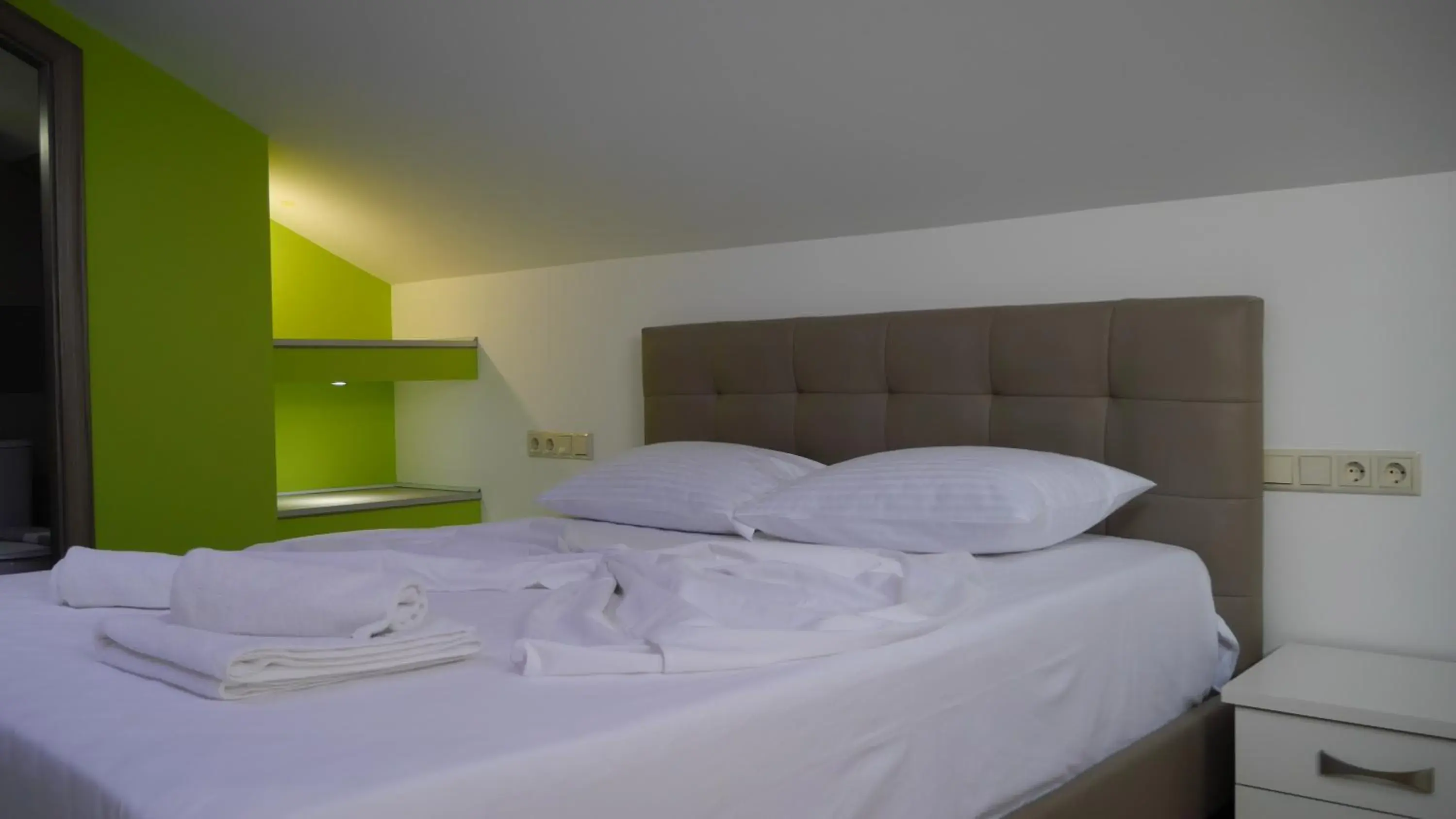 Attic with Mountain View in Blue Sky Apartments Attic with Mountain View in Blue Sky Apartments