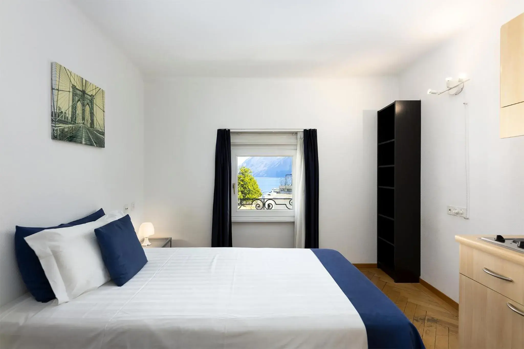 Single Room with Lake View in GuestHouse Lugano Center by LR Single Room with Lake View in GuestHouse Lugano Center by LR