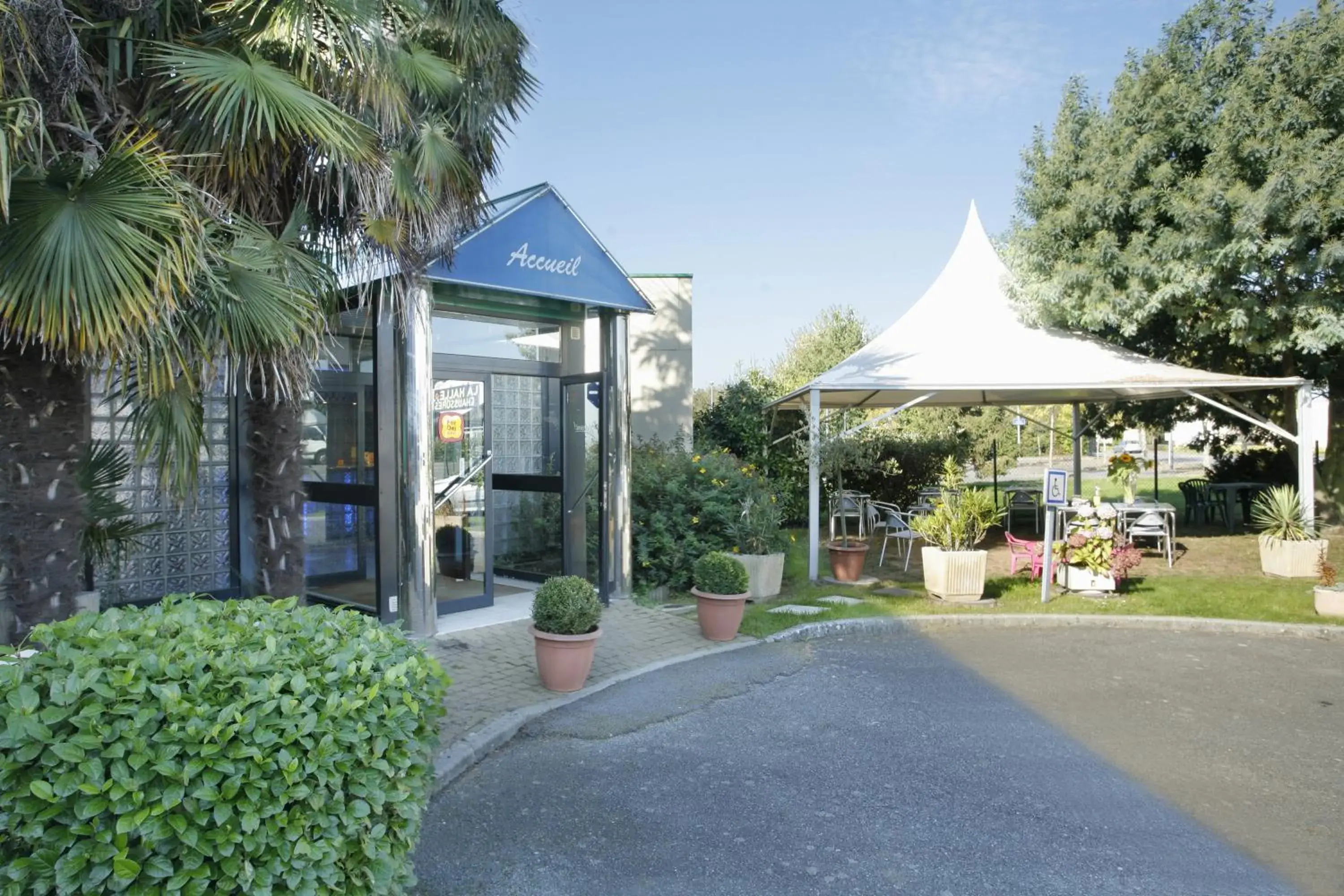 Property building in The Originals Access, Hotel Rennes Ouest (P'tit Dej-Hotel) Property building in The Originals Access, Hotel Rennes Ouest (P'tit Dej-Hotel)