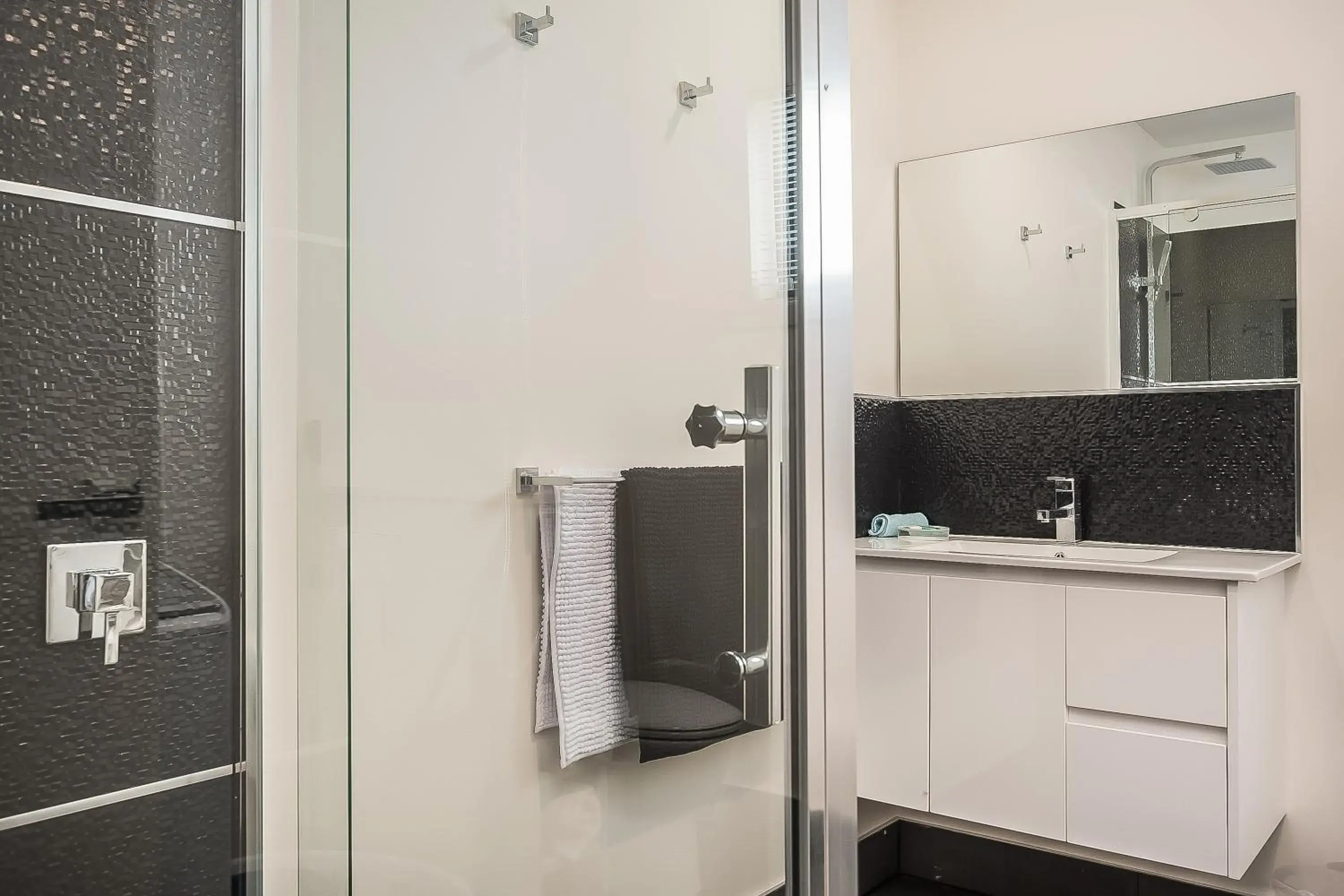 One-Bedroom Apartment in Apartments on Fraser Bicheno One-Bedroom Apartment in Apartments on Fraser Bicheno