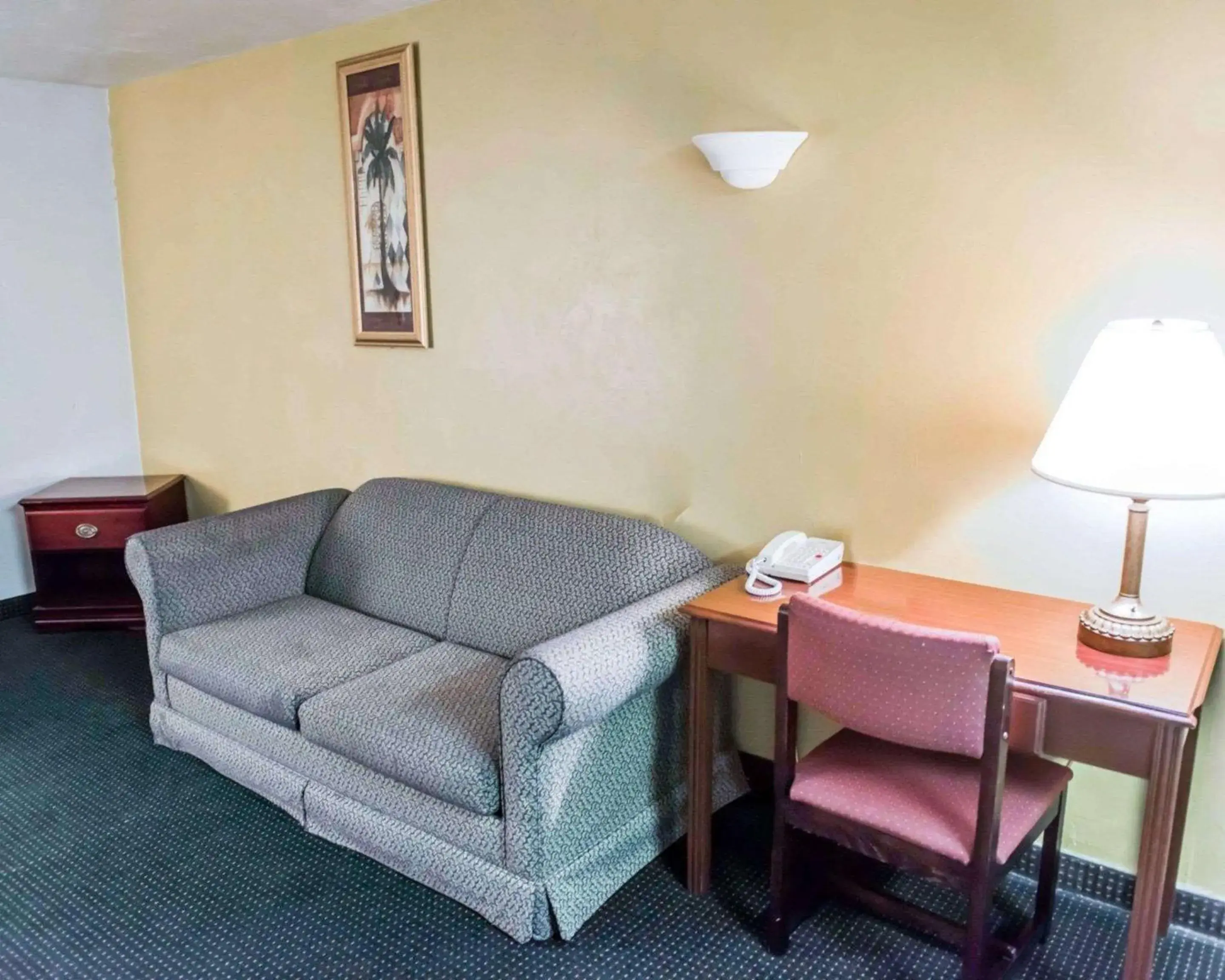 Efficiency Queen Room - Non-Smoking in Suburban Studios Tallahassee near University Efficiency Queen Room - Non-Smoking in Suburban Studios Tallahassee near University