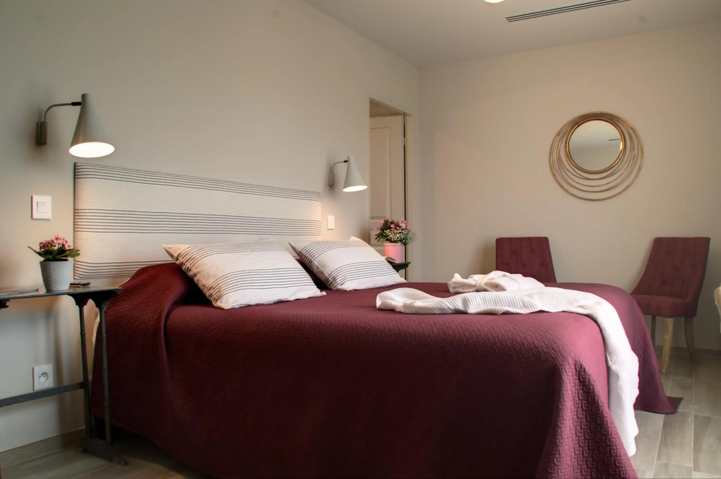 Deluxe Double or Twin Room with Garden View in Hôtel La Bastide d'Iris Deluxe Double or Twin Room with Garden View in Hôtel La Bastide d'Iris