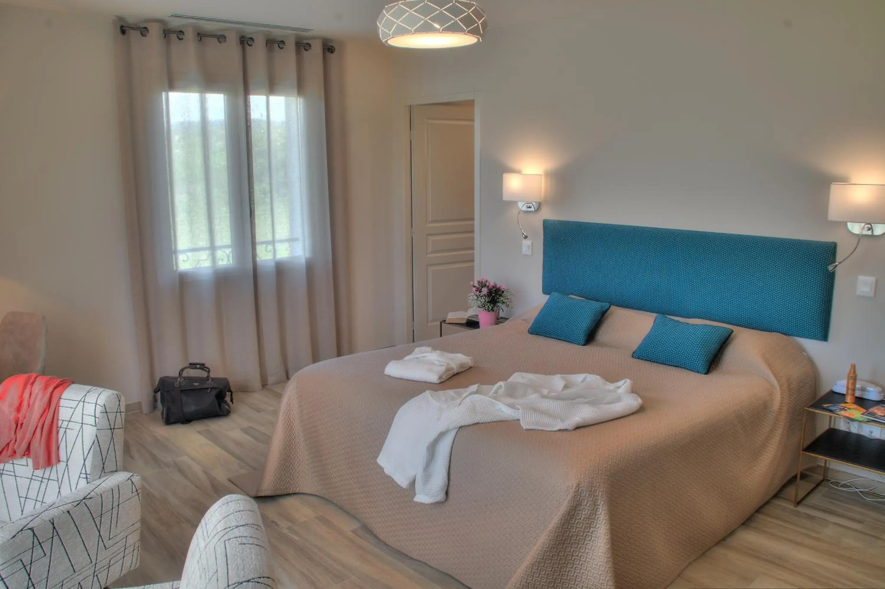 Premium Superior Double or Twin Room with Garden View in Hôtel La Bastide d'Iris Premium Superior Double or Twin Room with Garden View in Hôtel La Bastide d'Iris