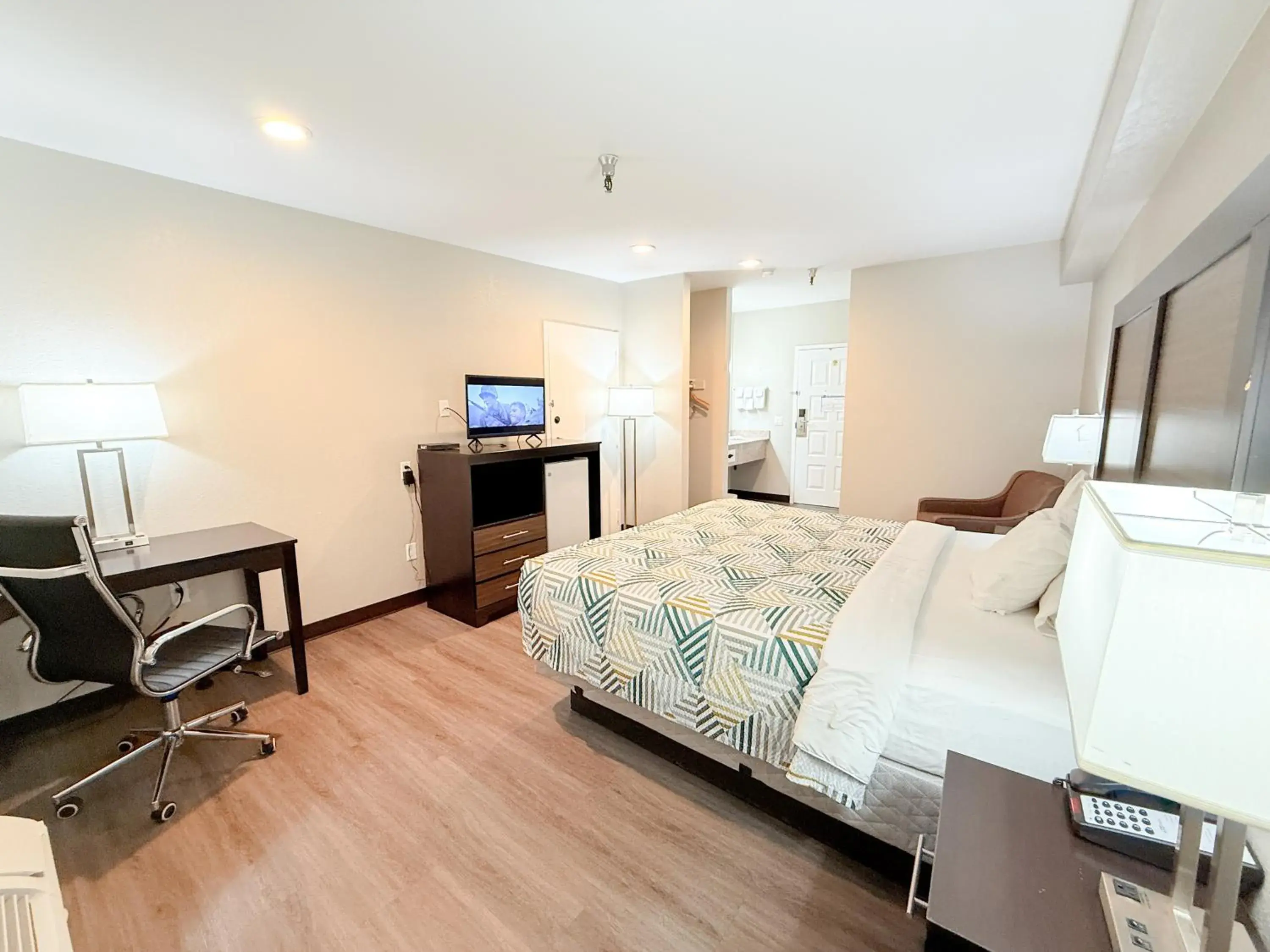 King Room with Roll-in Shower - Disability Access - Non-Smoking in Motel 6 Tucson, AZ Airport Kino Sports Complex King Room with Roll-in Shower - Disability Access - Non-Smoking in Motel 6 Tucson, AZ Airport Kino Sports Complex