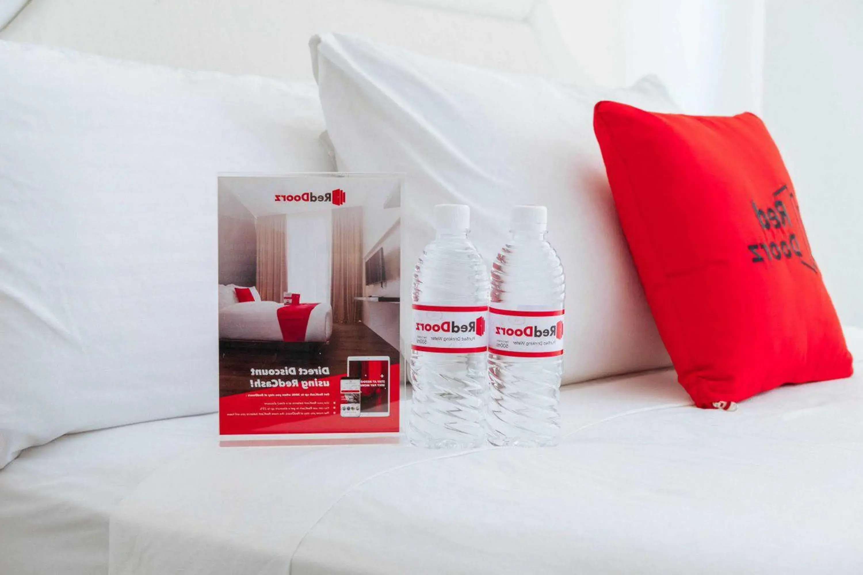 Deluxe Twin Room in RedDoorz near Jalan Kolonel Haji Burlian Palembang Deluxe Twin Room in RedDoorz near Jalan Kolonel Haji Burlian Palembang