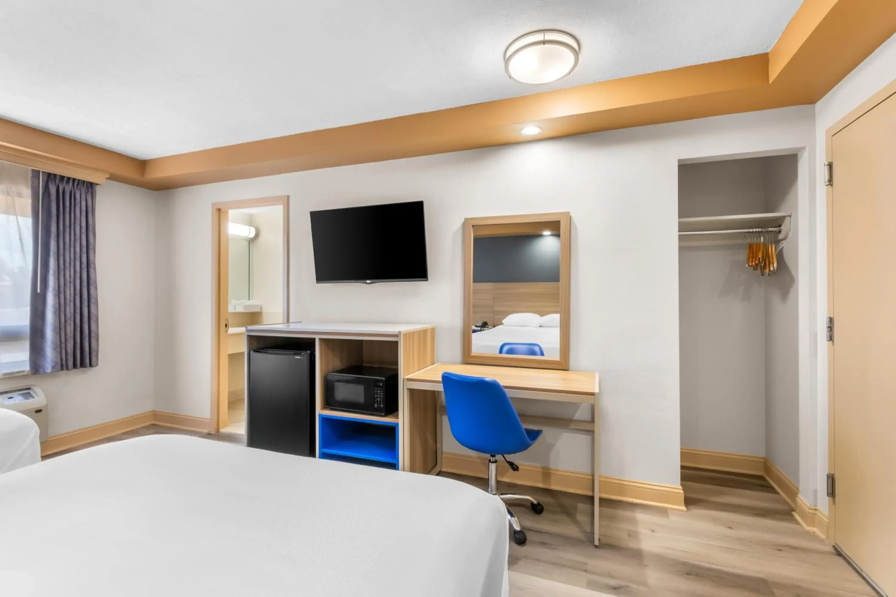 Deluxe Double Room in Econo Lodge Woodbridge Deluxe Double Room in Econo Lodge Woodbridge