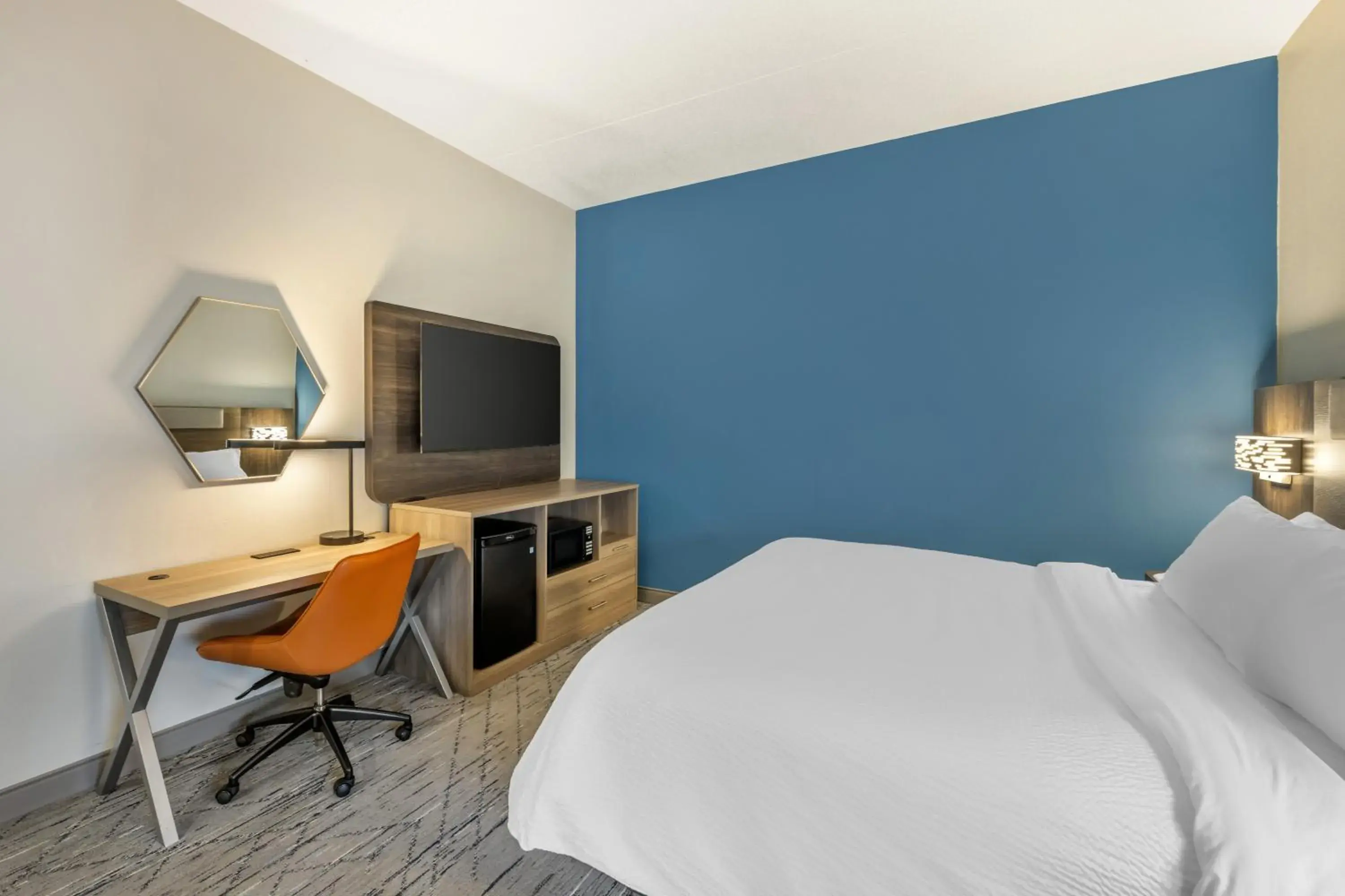 Standard King Room - Communications Accessible in Holiday Inn Express Crestwood by IHG Standard King Room - Communications Accessible in Holiday Inn Express Crestwood by IHG