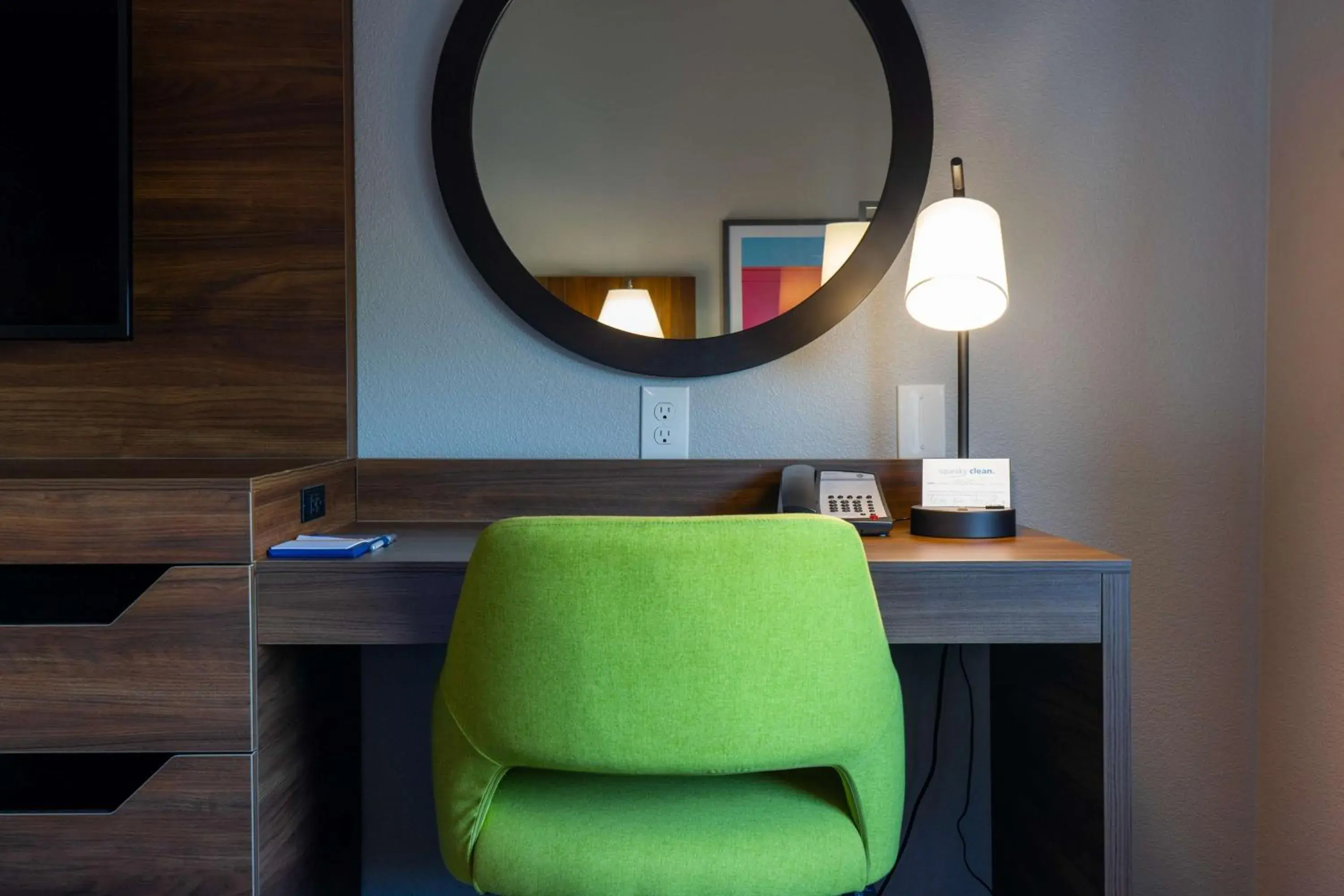 King Room - Mobility Access/Non-Smoking in Hampton Inn Elkhorn Lake Geneva Area King Room - Mobility Access/Non-Smoking in Hampton Inn Elkhorn Lake Geneva Area