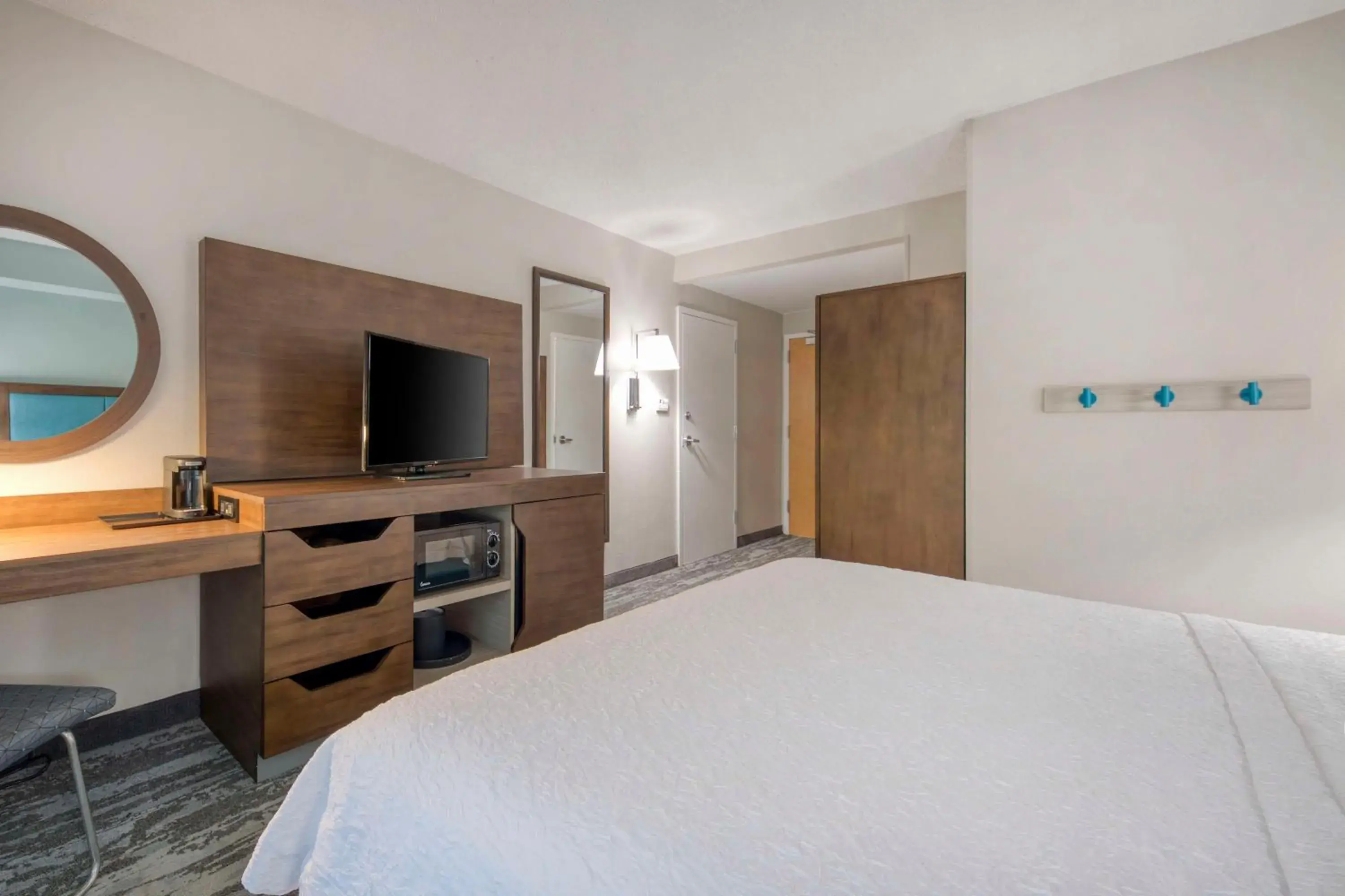 King Room - Mobility Access/Non-Smoking in Hampton Inn & Suites Wilmington/Wrightsville Beach King Room - Mobility Access/Non-Smoking in Hampton Inn & Suites Wilmington/Wrightsville Beach