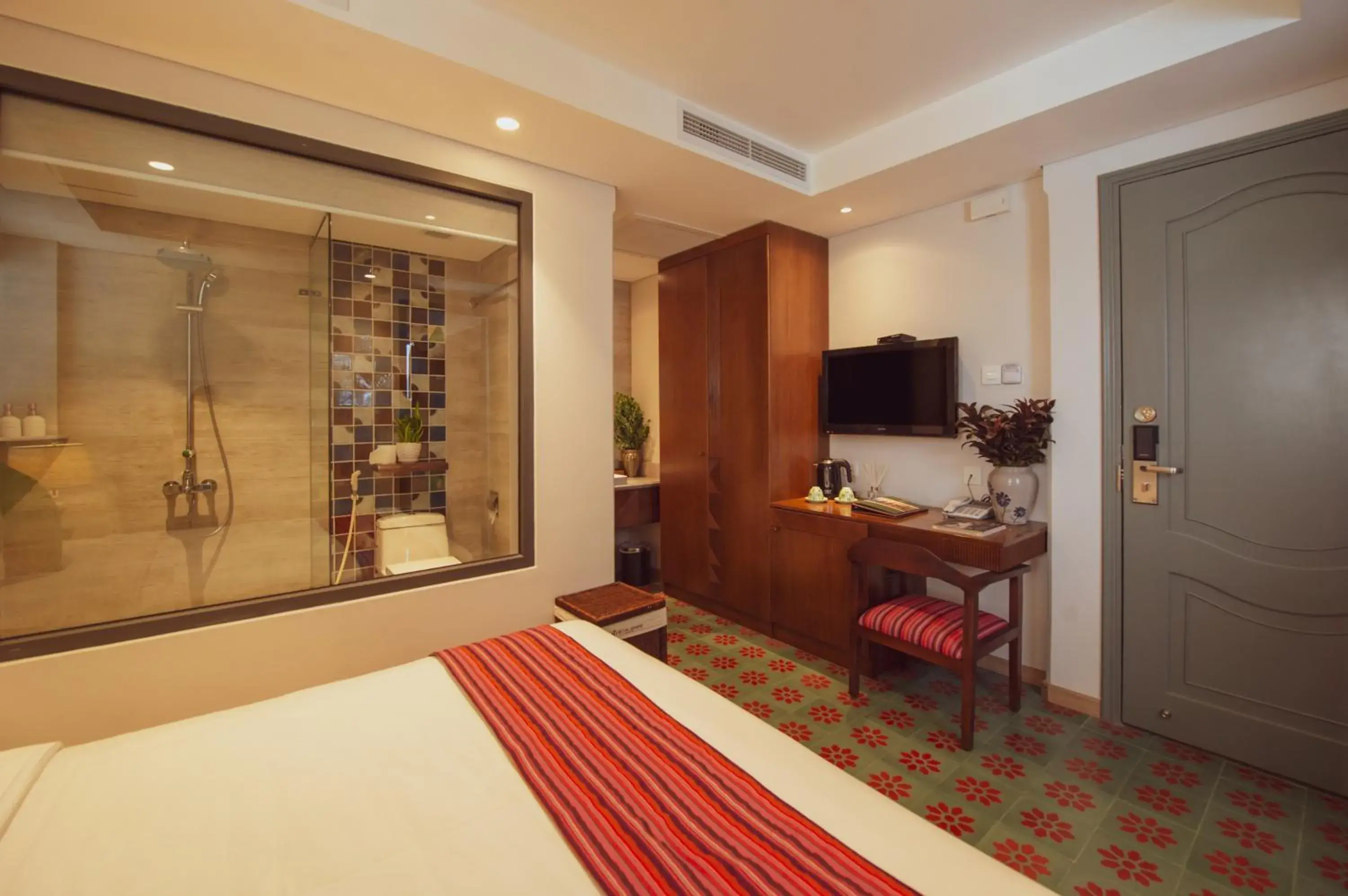 Deluxe Double Room + Afternoon Tea On Rooftop in Au Lac Legend Hotel Deluxe Double Room + Afternoon Tea On Rooftop in Au Lac Legend Hotel