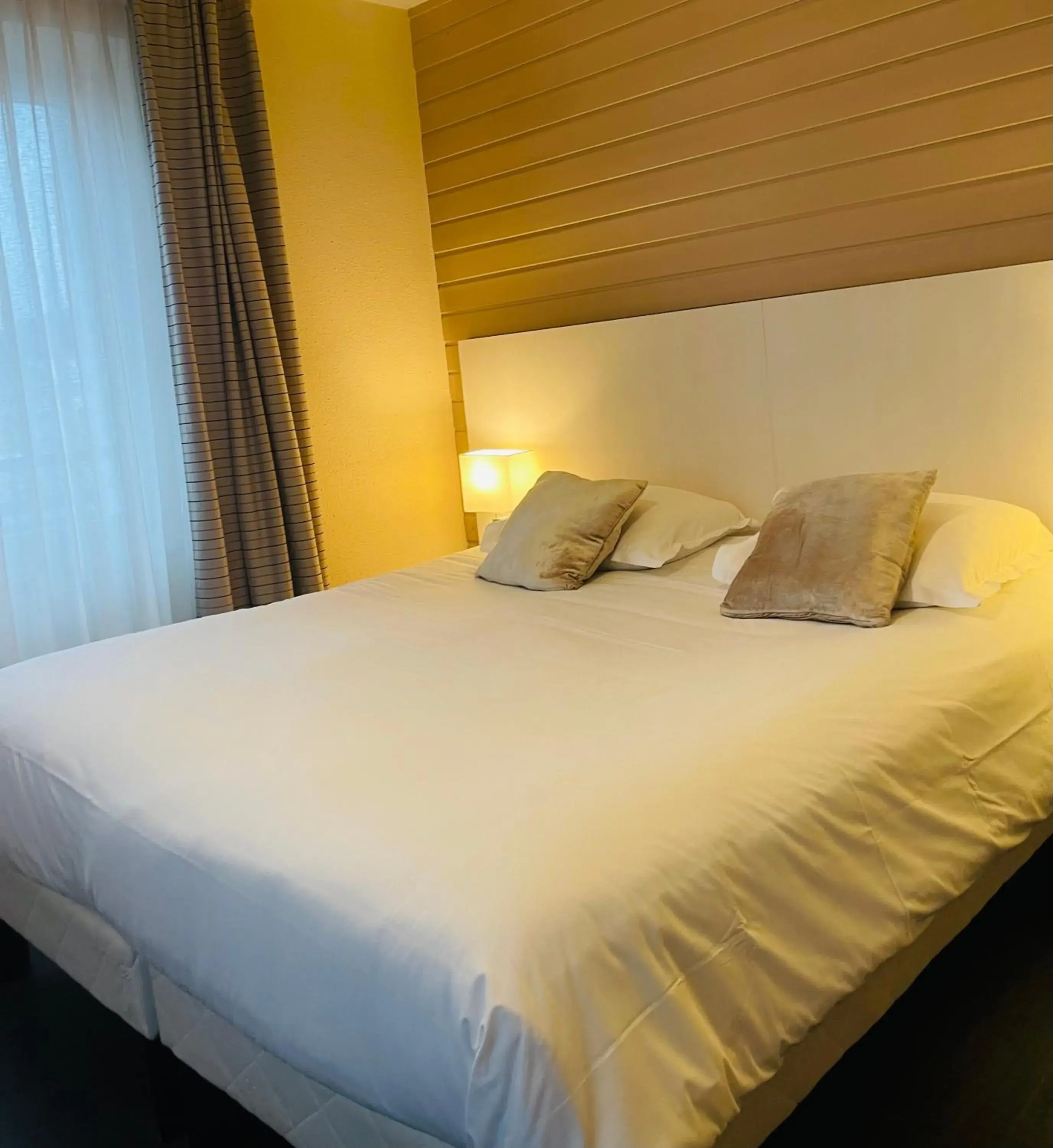 Comfort Double Room partial view lake in Hôtel La Réserve Comfort Double Room partial view lake in Hôtel La Réserve