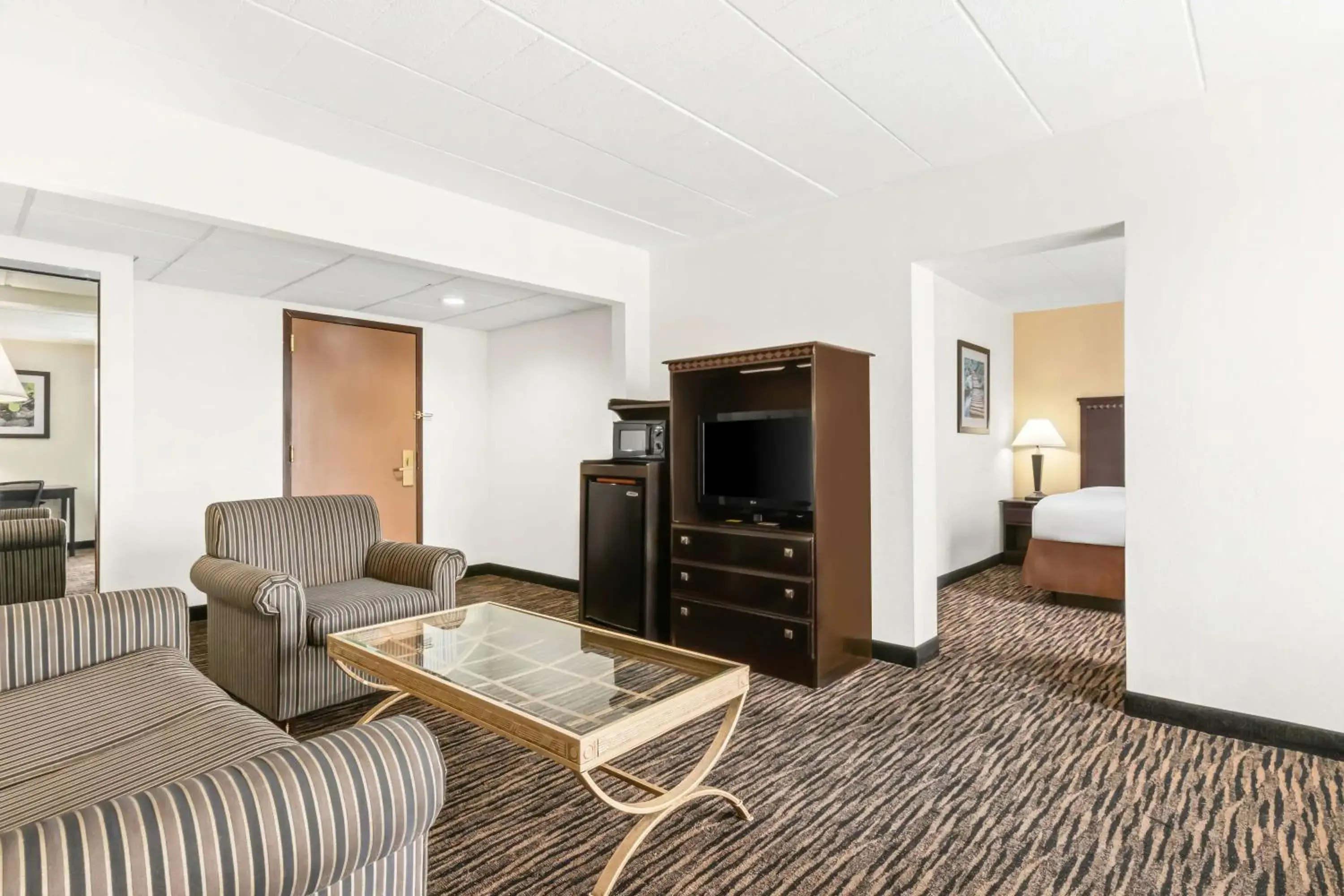 King Suite in Best Western Hazlet Inn King Suite in Best Western Hazlet Inn