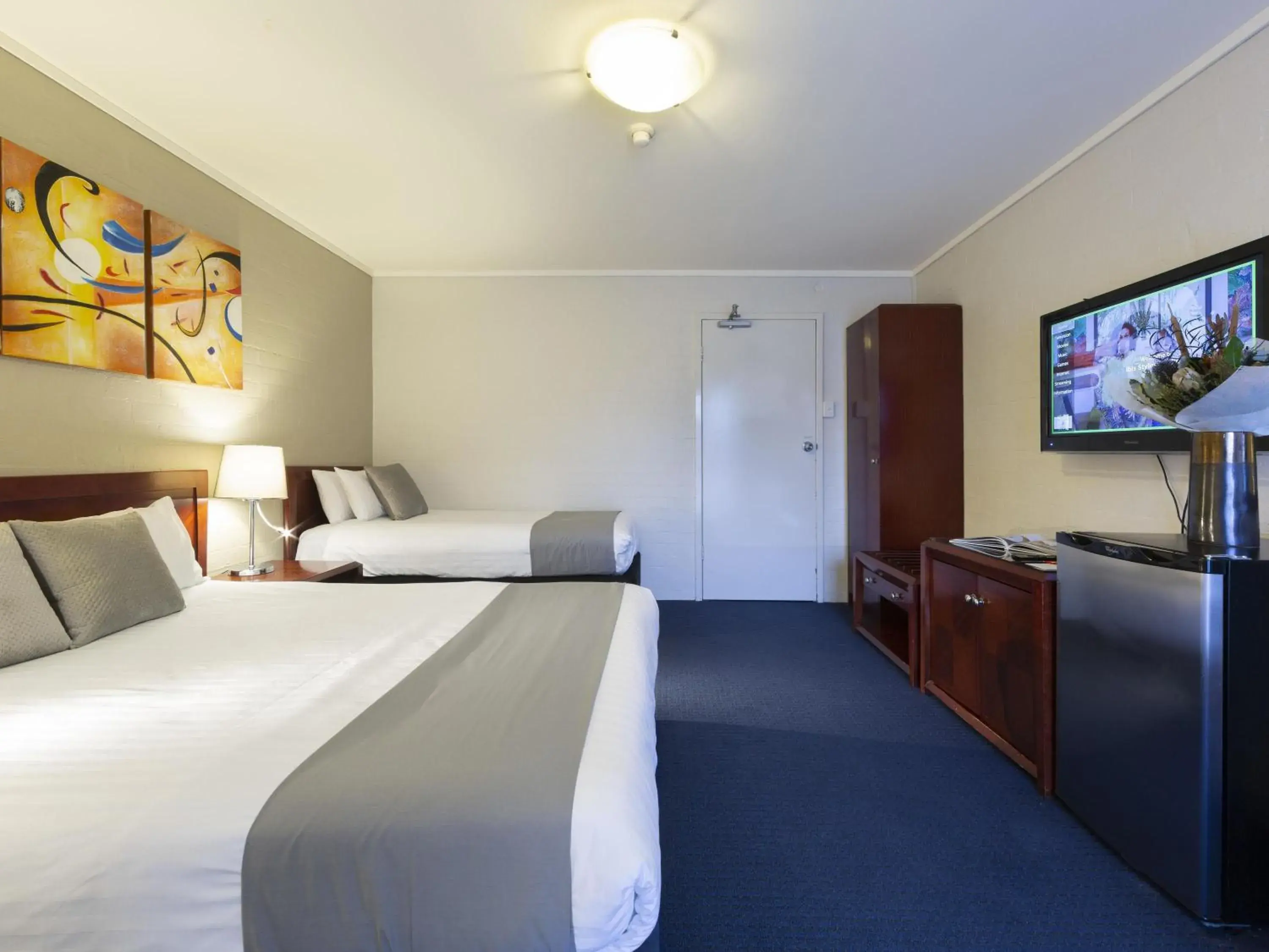 Superior King Room in ibis Styles Canberra Superior King Room in ibis Styles Canberra