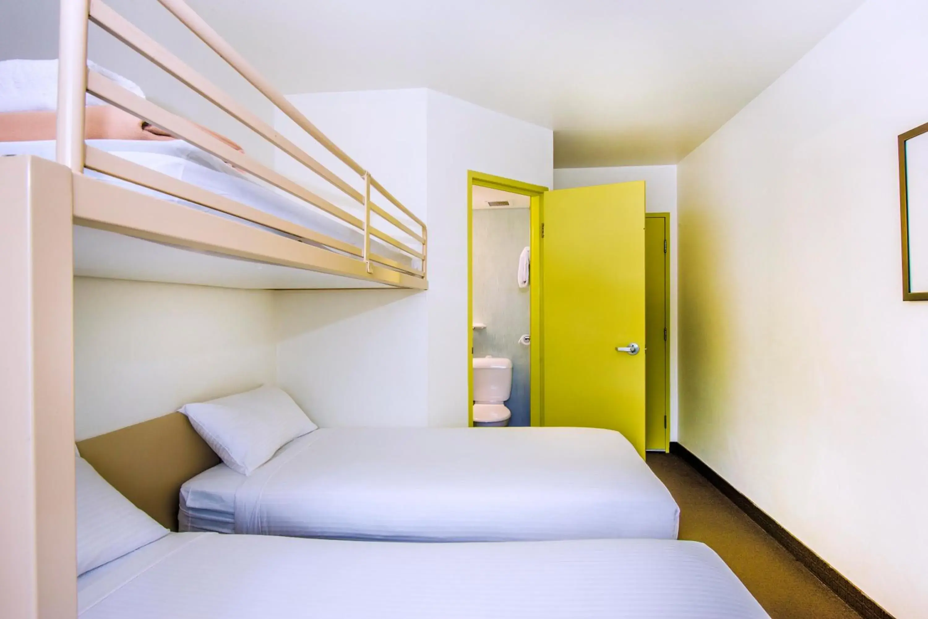 Standard Twin Room with a Bunk Bed in ibis Budget Coffs Harbour Standard Twin Room with a Bunk Bed in ibis Budget Coffs Harbour