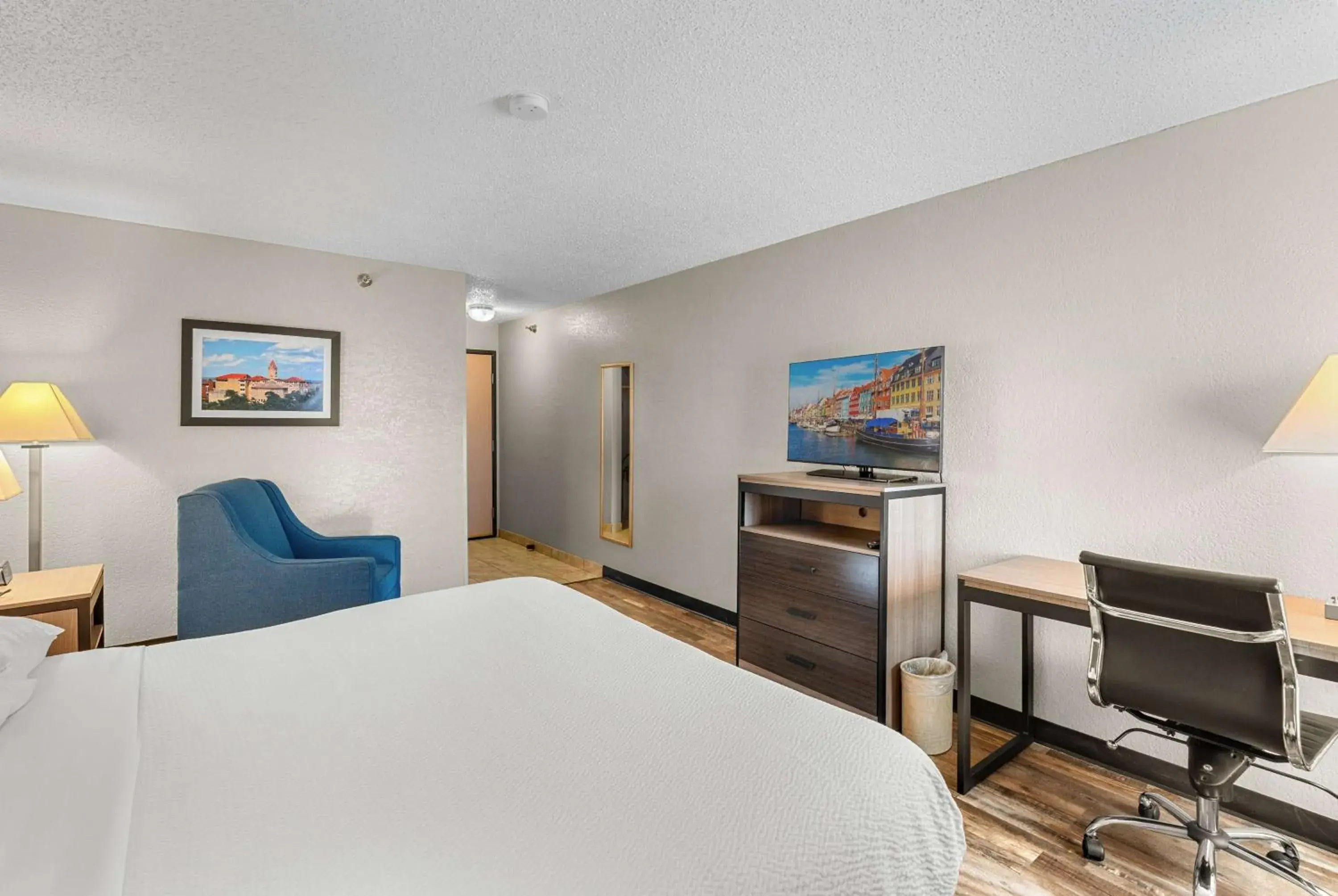 King Room with One King Bed and Jetted Tub - Non-Smoking in Baymont by Wyndham Lawrence King Room with One King Bed and Jetted Tub - Non-Smoking in Baymont by Wyndham Lawrence