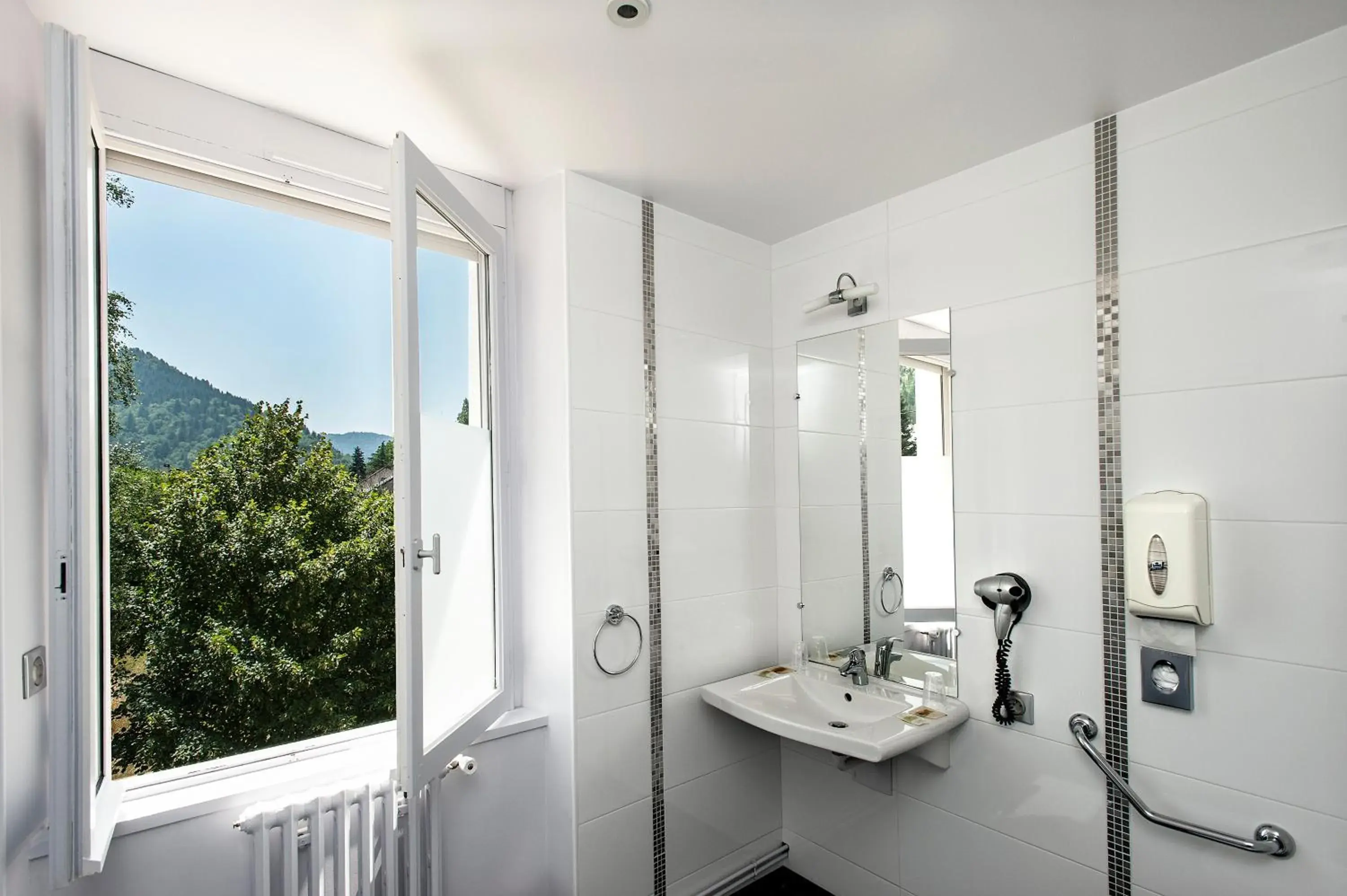 Double or Twin Room - Disability Access in Logis Hotel Restaurant des Gorges du Tarn Double or Twin Room - Disability Access in Logis Hotel Restaurant des Gorges du Tarn