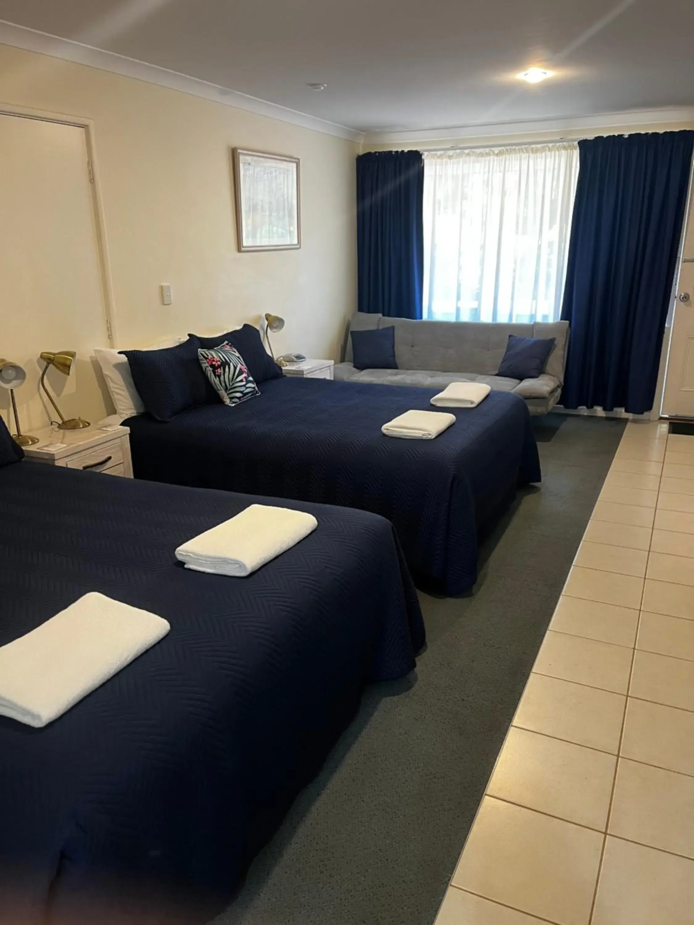 Deluxe Queen Studio with Two Queen Beds in Emu Point Motel Deluxe Queen Studio with Two Queen Beds in Emu Point Motel