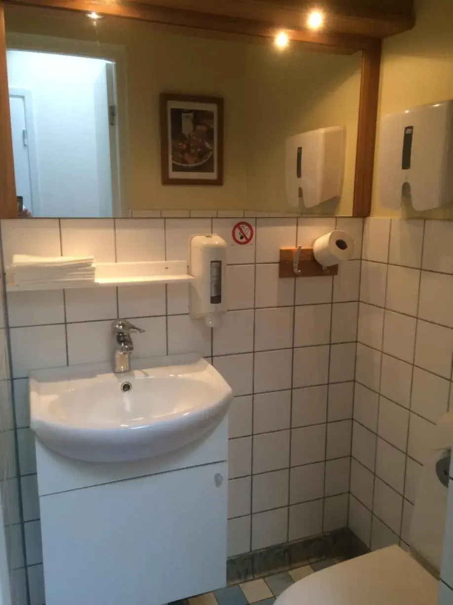 Single Room with Shared Bathroom - single occupancy in Hotell Paradis Single Room with Shared Bathroom - single occupancy in Hotell Paradis