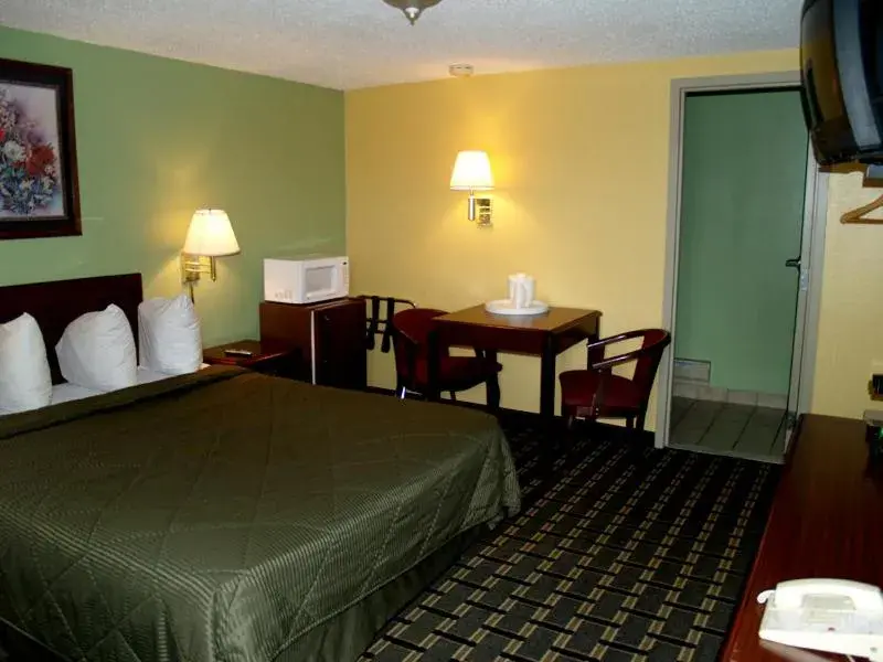 Queen Room - Non-Smoking in Boulevard Inn Queen Room - Non-Smoking in Boulevard Inn