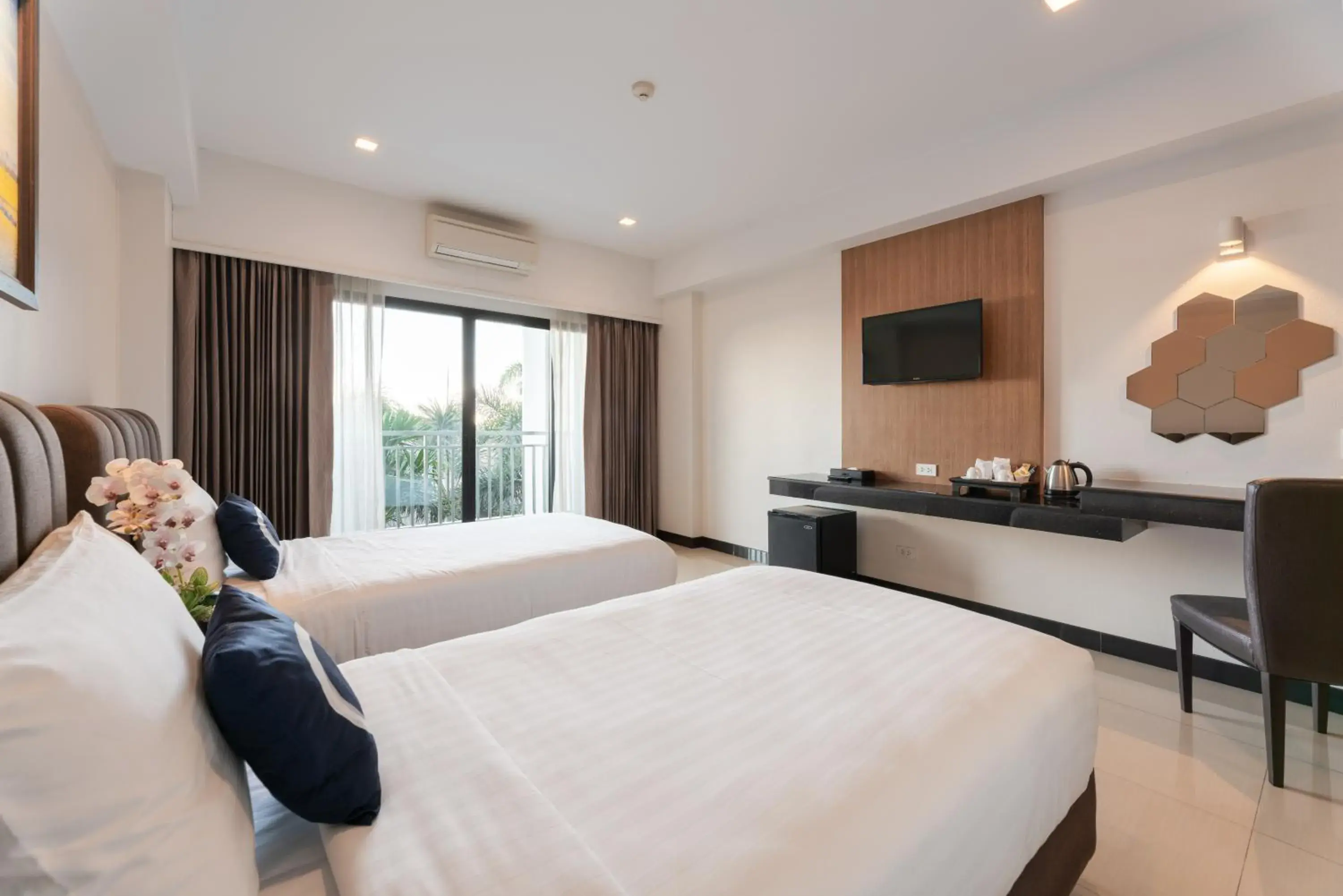Deluxe Double or Twin Room with Balcony in Golden Foyer Suvarnabhumi Airport Hotel Deluxe Double or Twin Room with Balcony in Golden Foyer Suvarnabhumi Airport Hotel