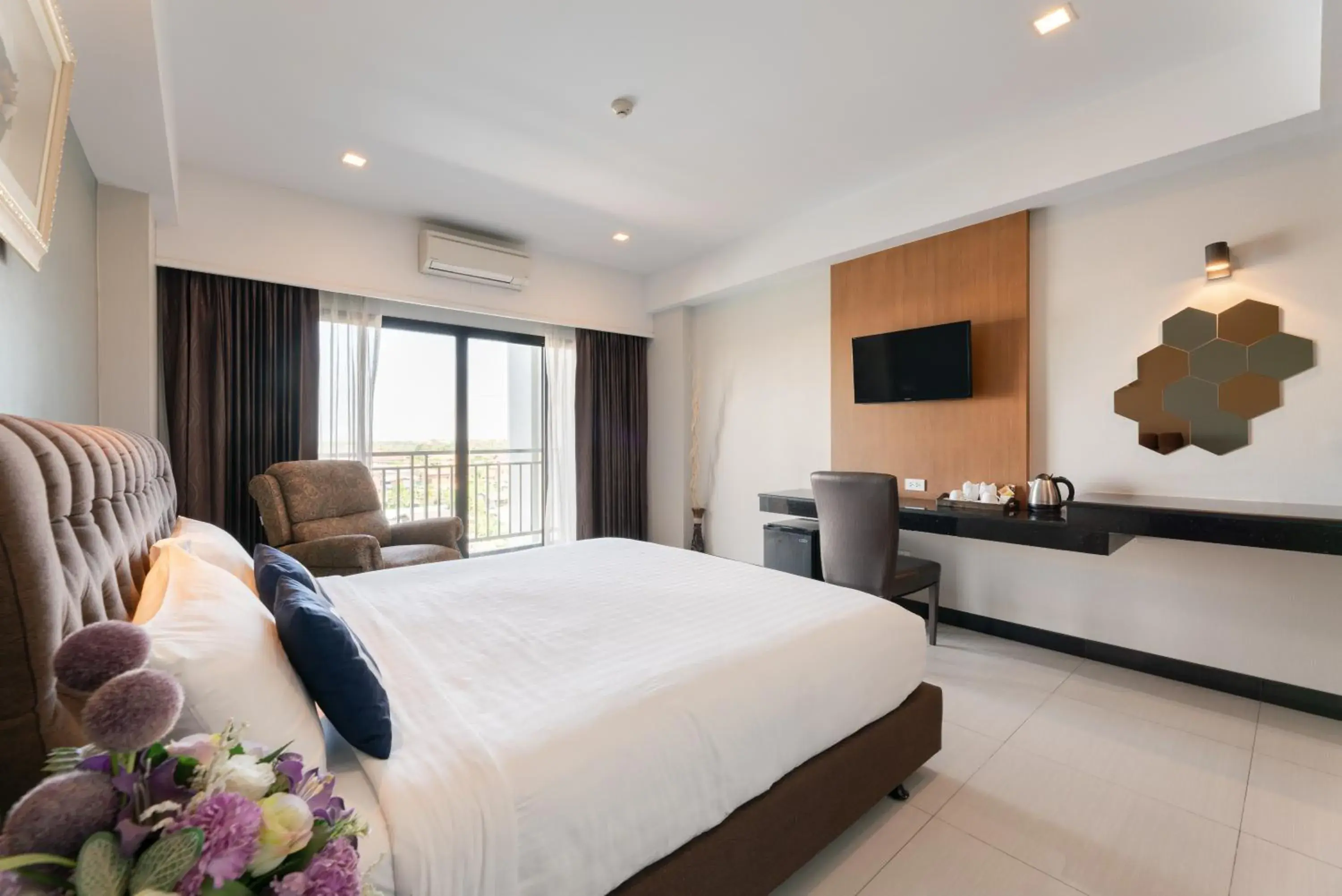 Deluxe Double Room with Balcony - Free Airport Shuttle in Golden Foyer Suvarnabhumi Airport Hotel Deluxe Double Room with Balcony - Free Airport Shuttle in Golden Foyer Suvarnabhumi Airport Hotel