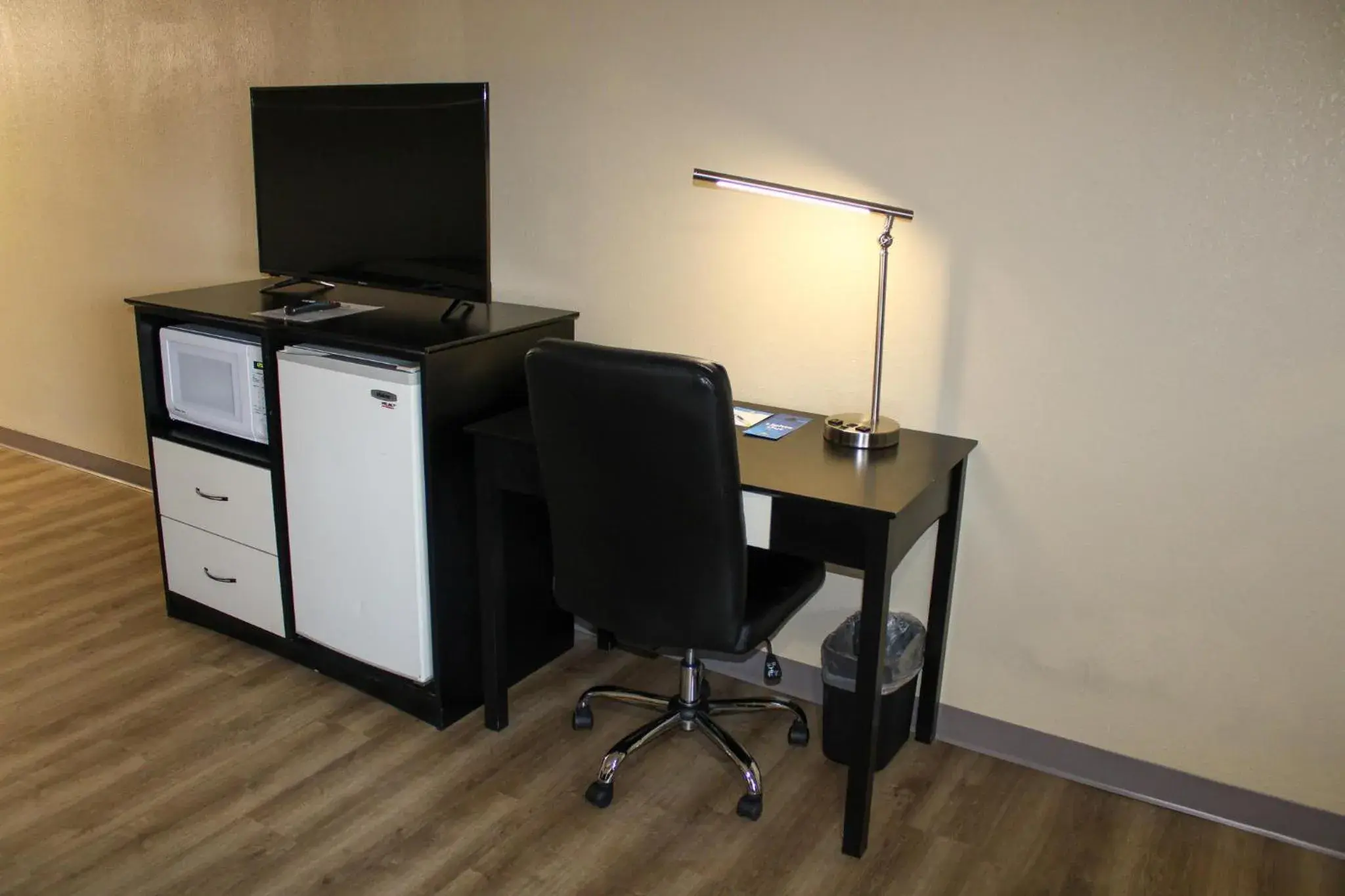 Deluxe King Room - Non-Smoking in Days Inn by Wyndham Bend Deluxe King Room - Non-Smoking in Days Inn by Wyndham Bend