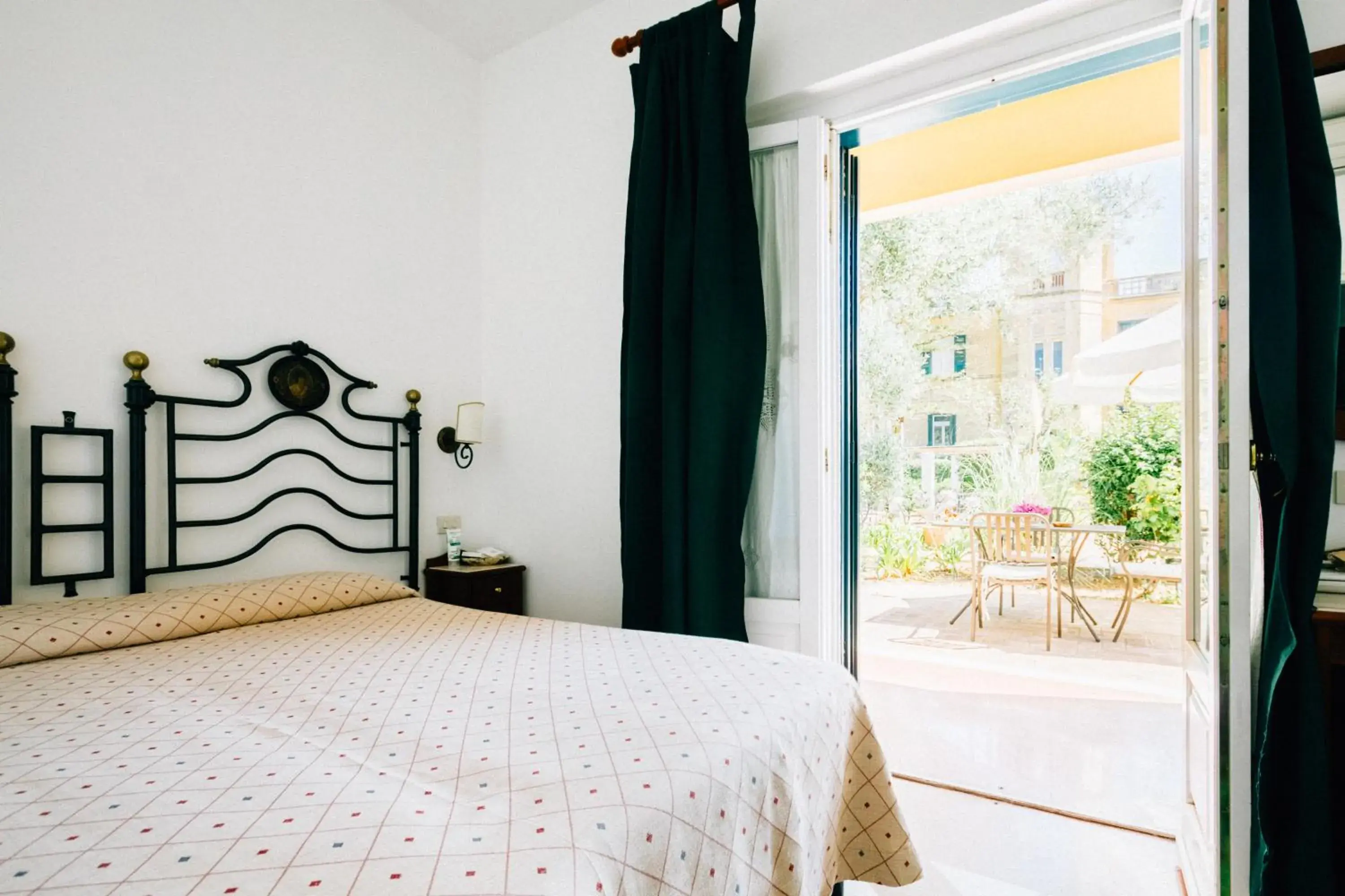 Deluxe Double Room with Patio and Sea View in Villino Eleonora Deluxe Double Room with Patio and Sea View in Villino Eleonora