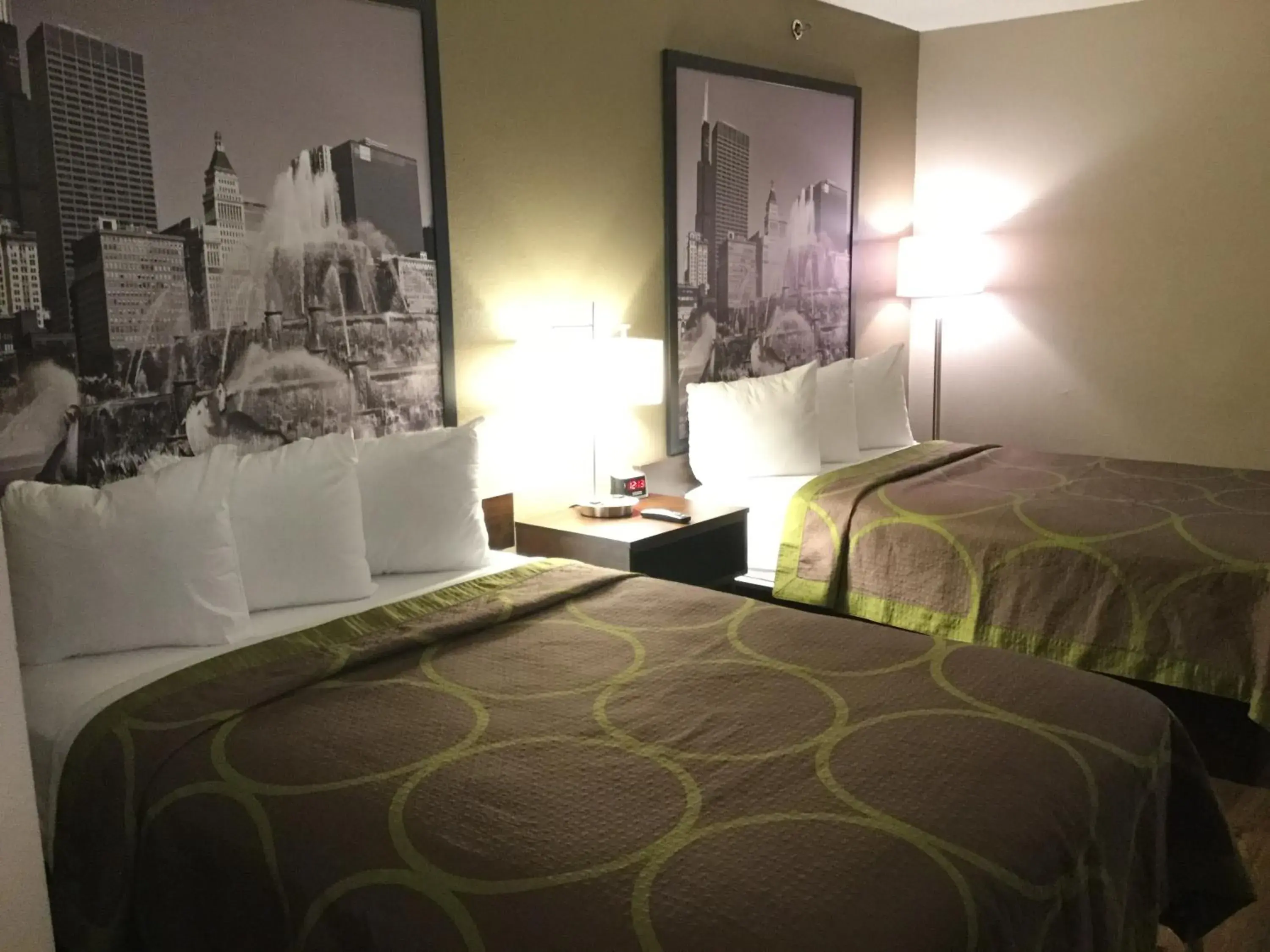 Double Room with Two Double Beds - Mobility Access/Non-Smoking in Super 8 by Wyndham South Holland Double Room with Two Double Beds - Mobility Access/Non-Smoking in Super 8 by Wyndham South Holland