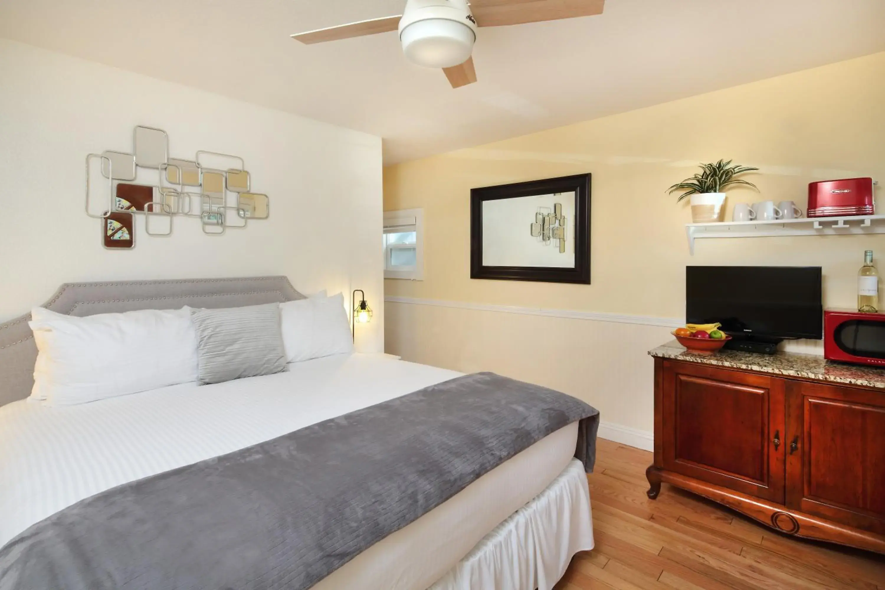 Two Bedroom Unit with Two Queen Beds in Inn on the Russian River Two Bedroom Unit with Two Queen Beds in Inn on the Russian River