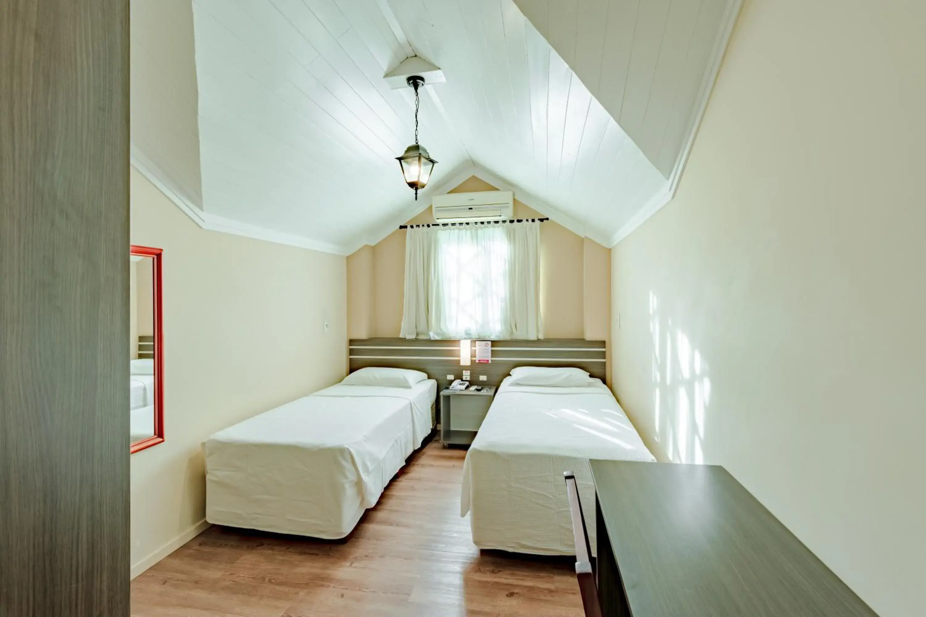 Deluxe Twin Room in Bristol Sabrina Hotel de Charme Joinville Deluxe Twin Room in Bristol Sabrina Hotel de Charme Joinville