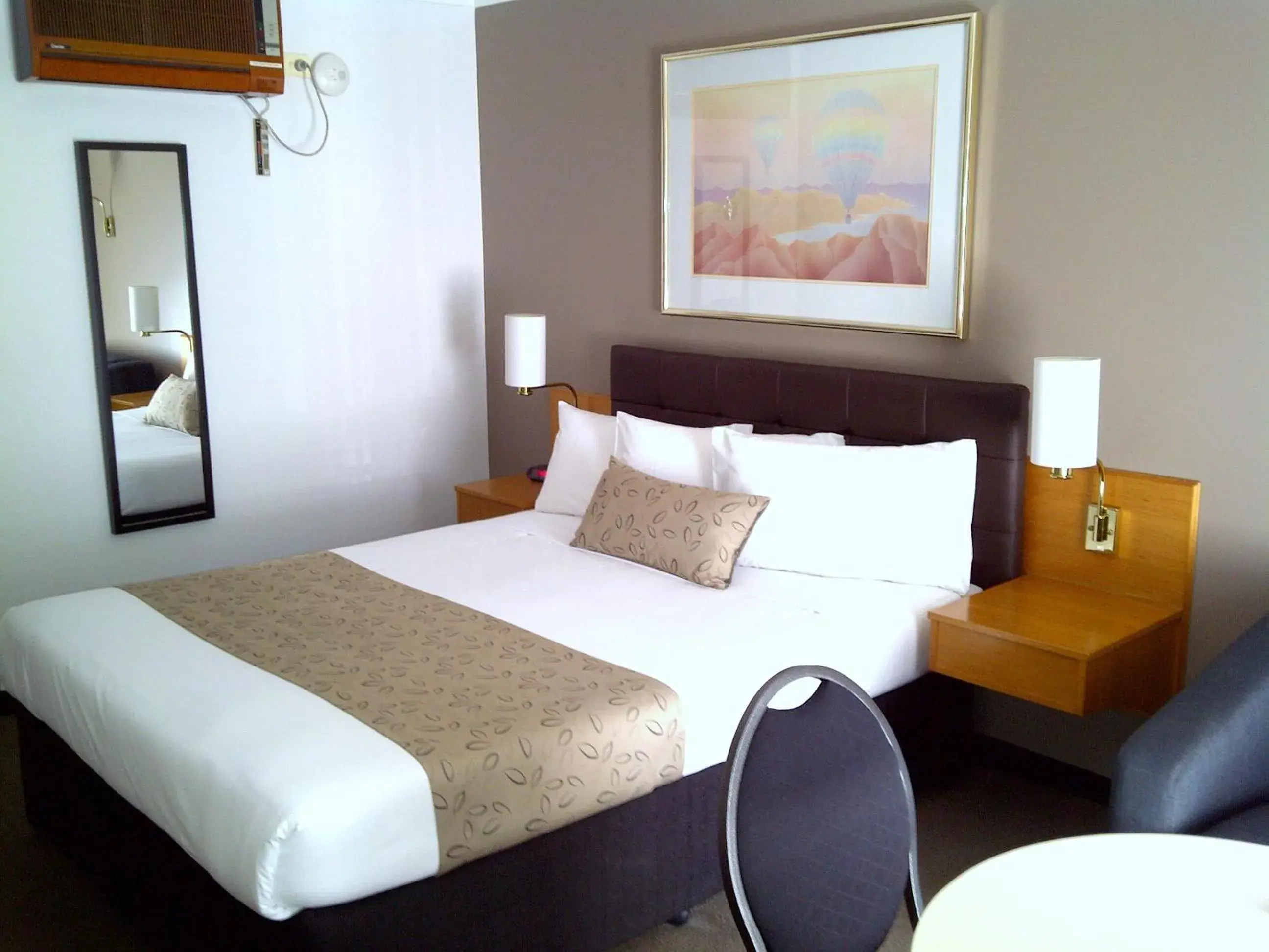 Executive Queen Room - single occupancy in Hermitage Motor Inn Executive Queen Room - single occupancy in Hermitage Motor Inn