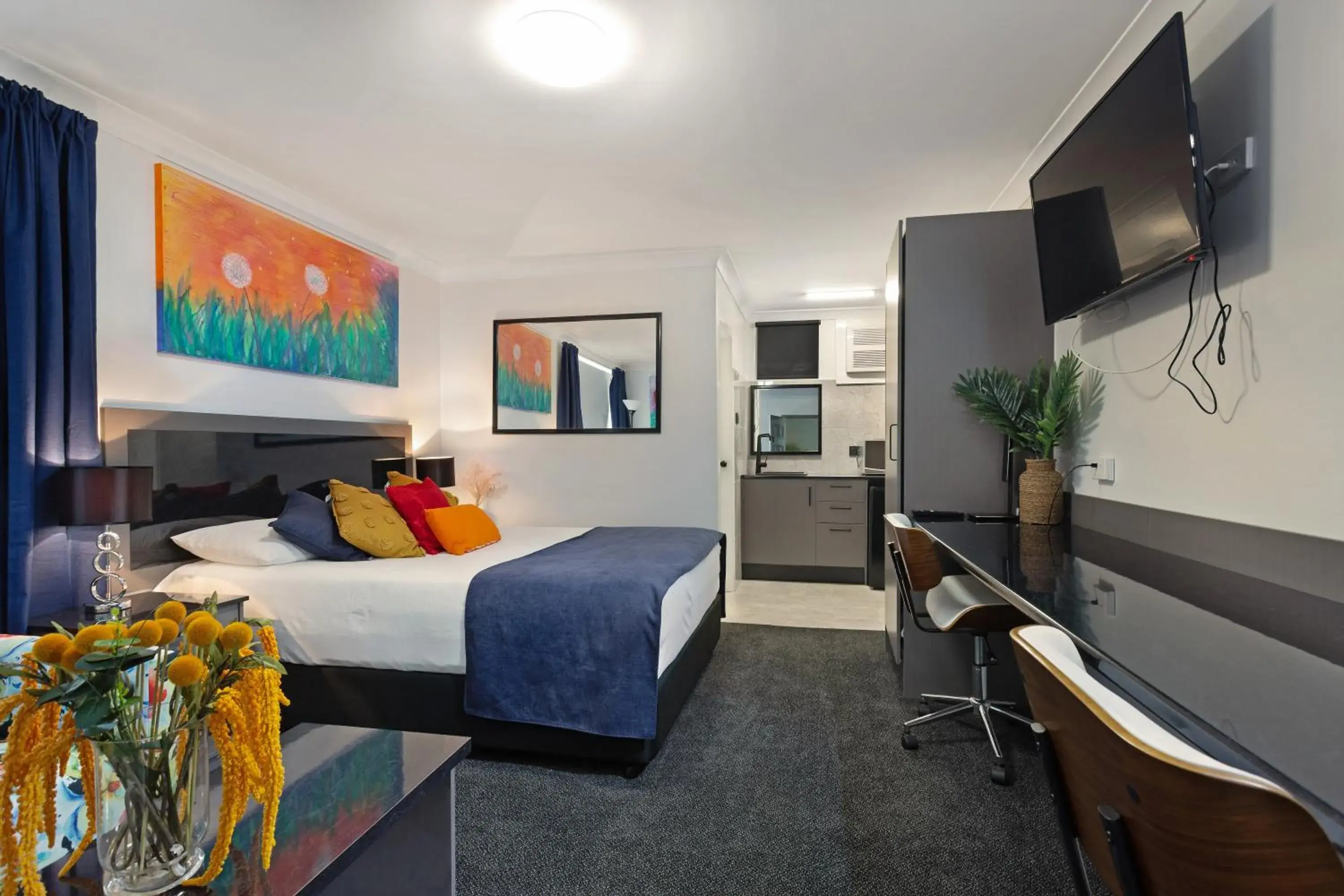 Deluxe Queen Room in Alabaster Motor Inn Deluxe Queen Room in Alabaster Motor Inn