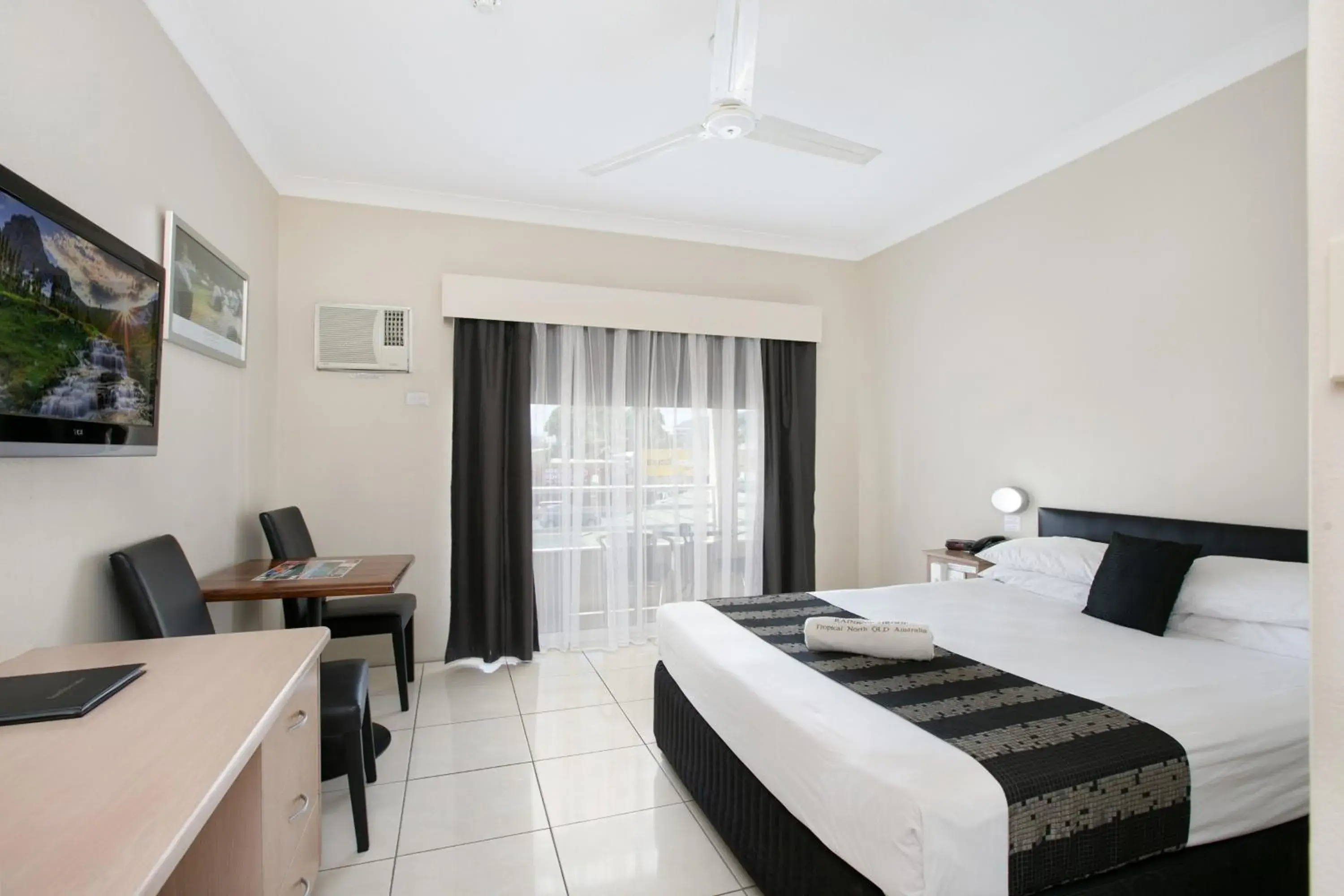 Queen Room with Balcony in Cairns City Sheridan Motel Queen Room with Balcony in Cairns City Sheridan Motel