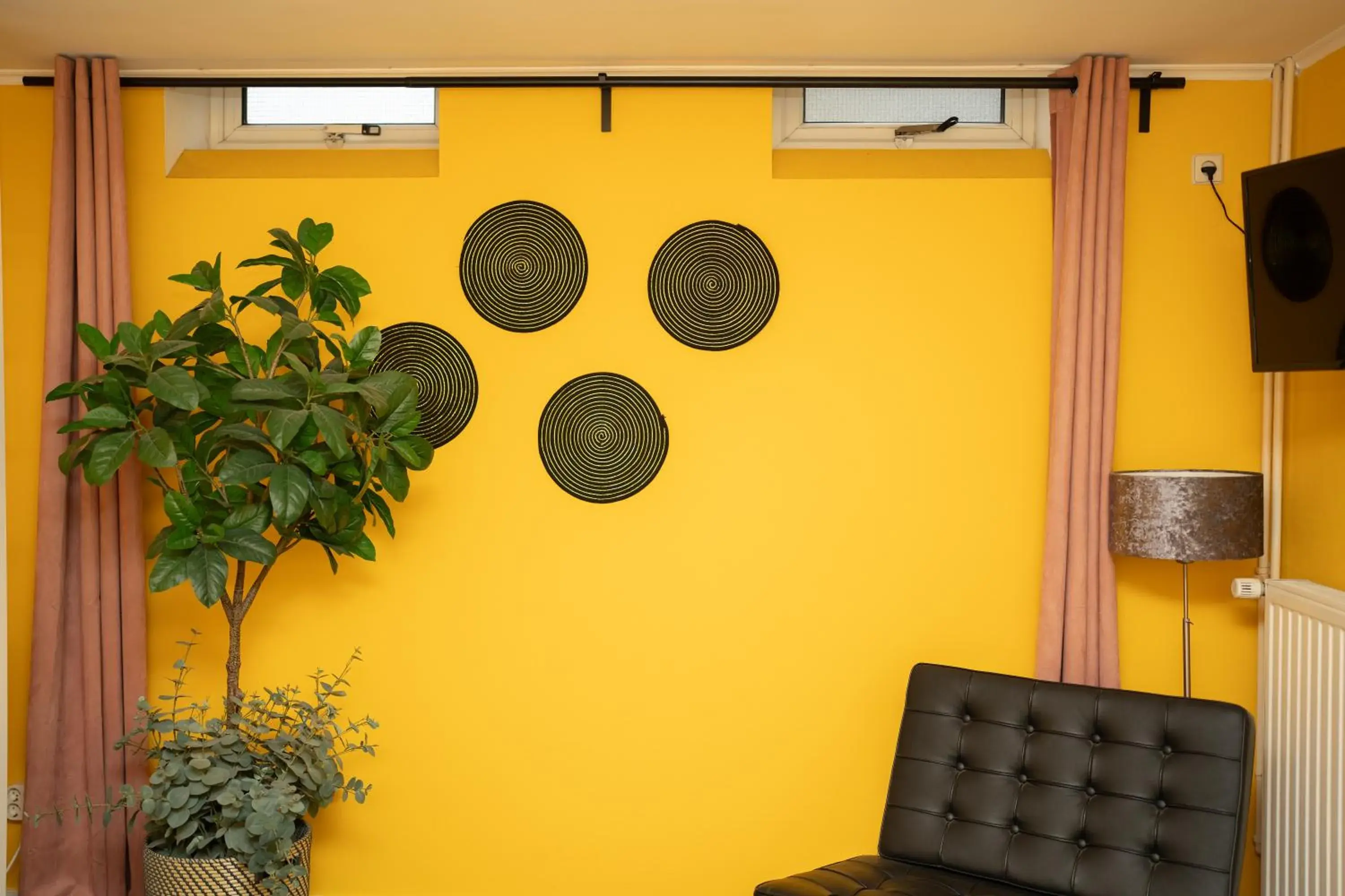 Basement Room with Bath in Boutique Lodge Zandvoort Basement Room with Bath in Boutique Lodge Zandvoort