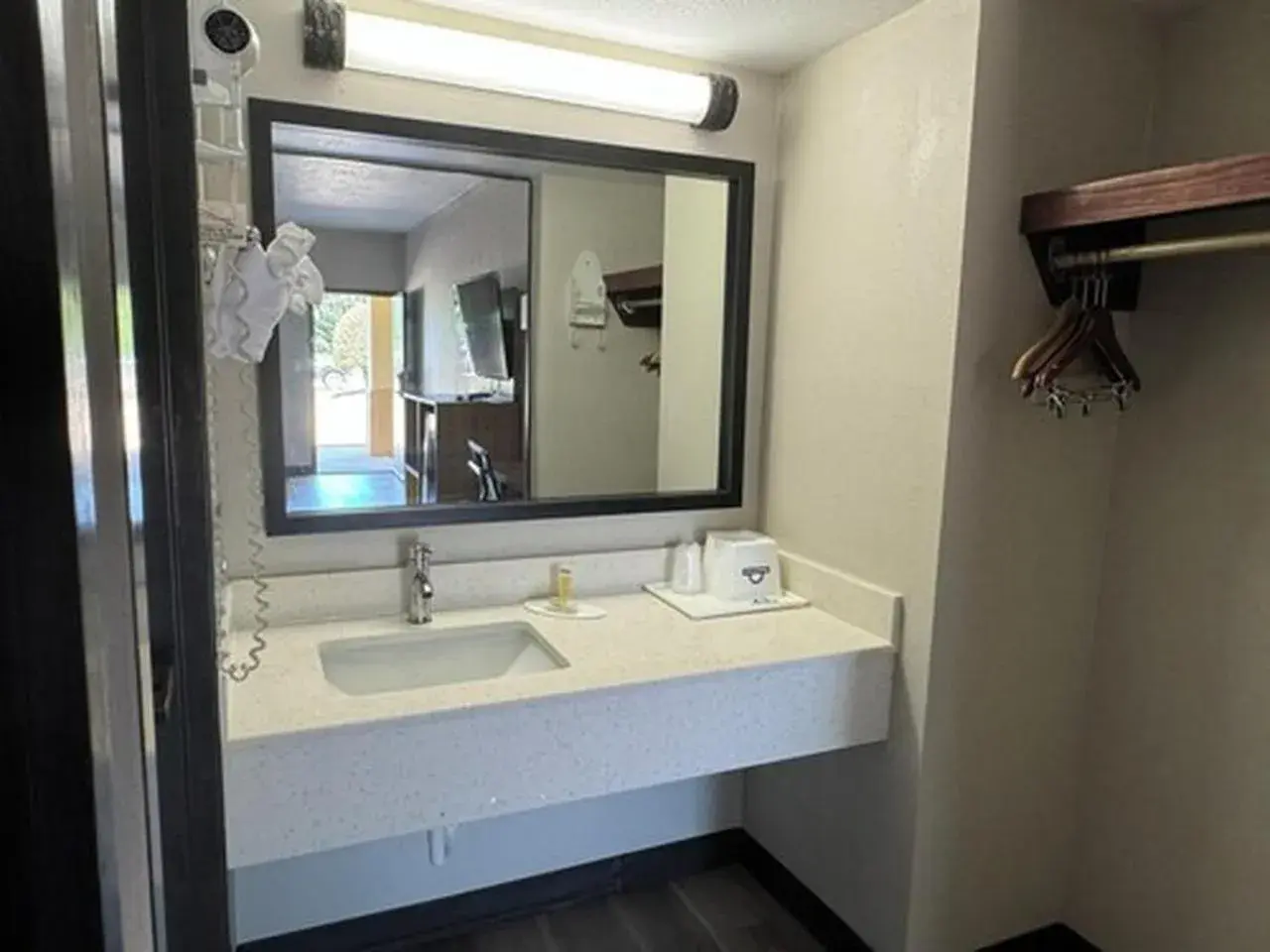 King Room with Bath Tub - Mobility/Hearing Accessible - Non-Smoking in Days Inn by Wyndham Longview South King Room with Bath Tub - Mobility/Hearing Accessible - Non-Smoking in Days Inn by Wyndham Longview South