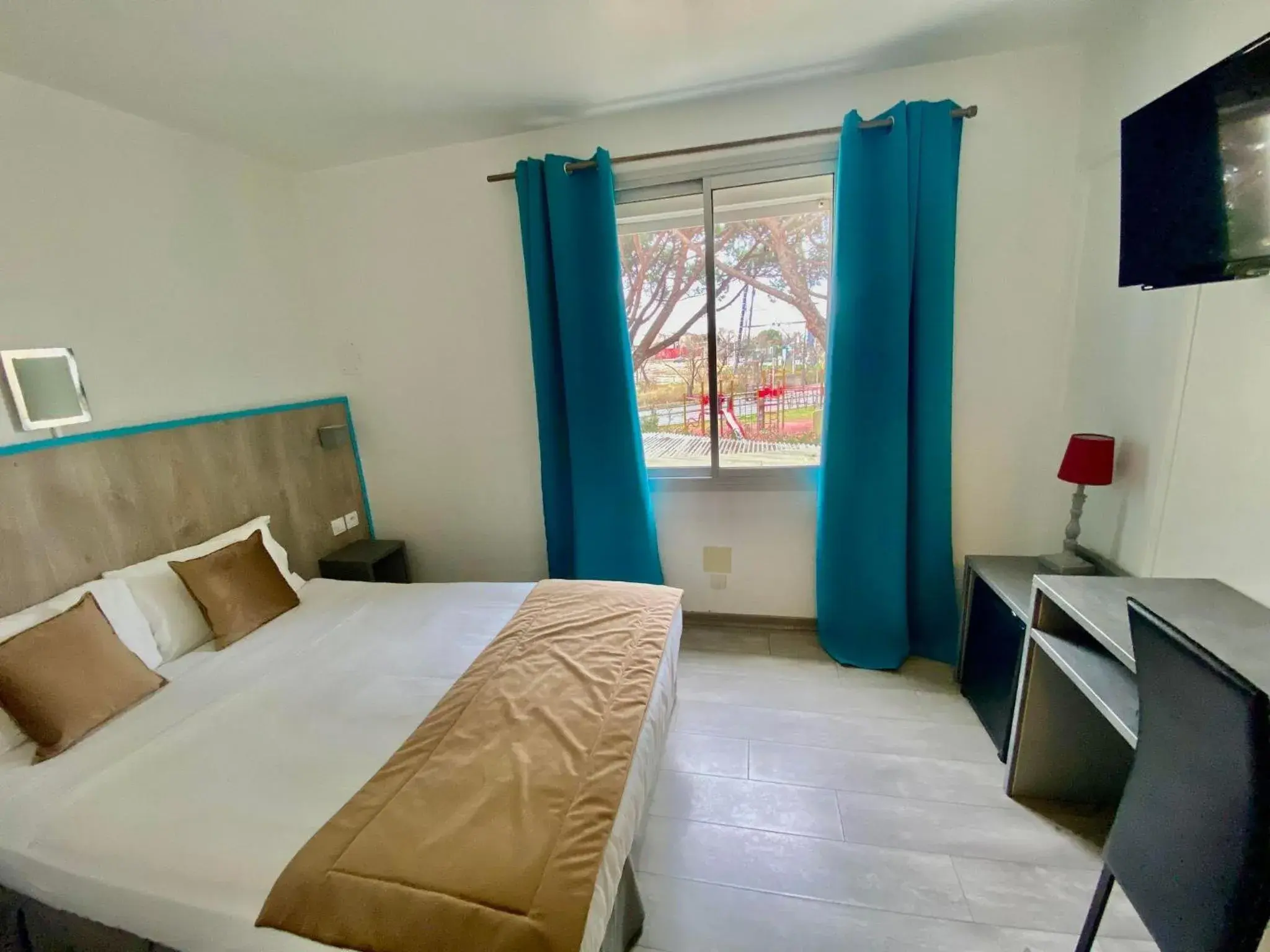 Two Connecting Double Rooms in The Originals City, Hôtel Azur, Fos-sur-Mer Two Connecting Double Rooms in The Originals City, Hôtel Azur, Fos-sur-Mer