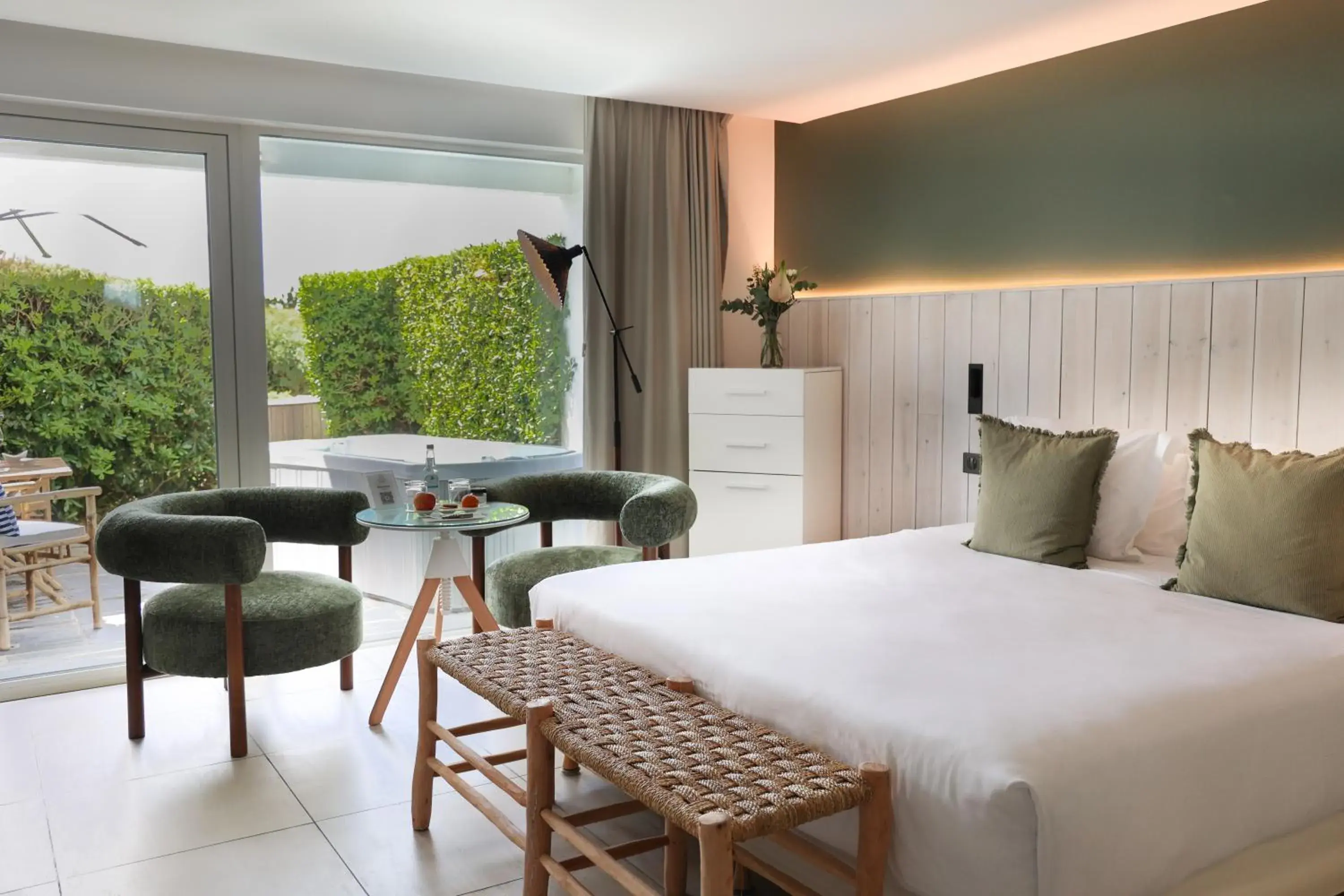 Deluxe Jacuzzi Room in Hôtel & Spa Le Grand Large Deluxe Jacuzzi Room in Hôtel & Spa Le Grand Large