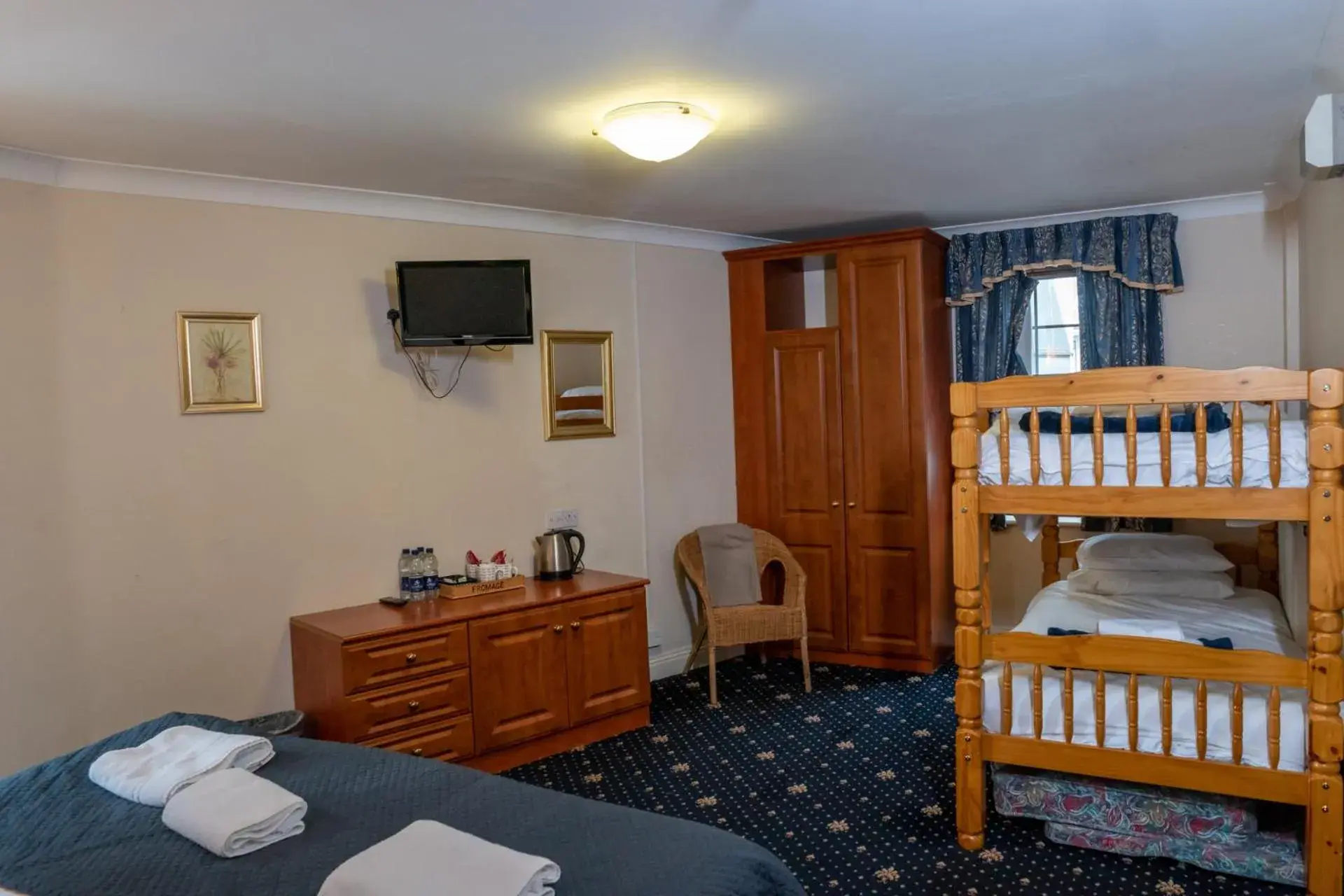 Family Room with Private Bathroom in The Shurland Hotel Gym Spa Family Room with Private Bathroom in The Shurland Hotel Gym Spa