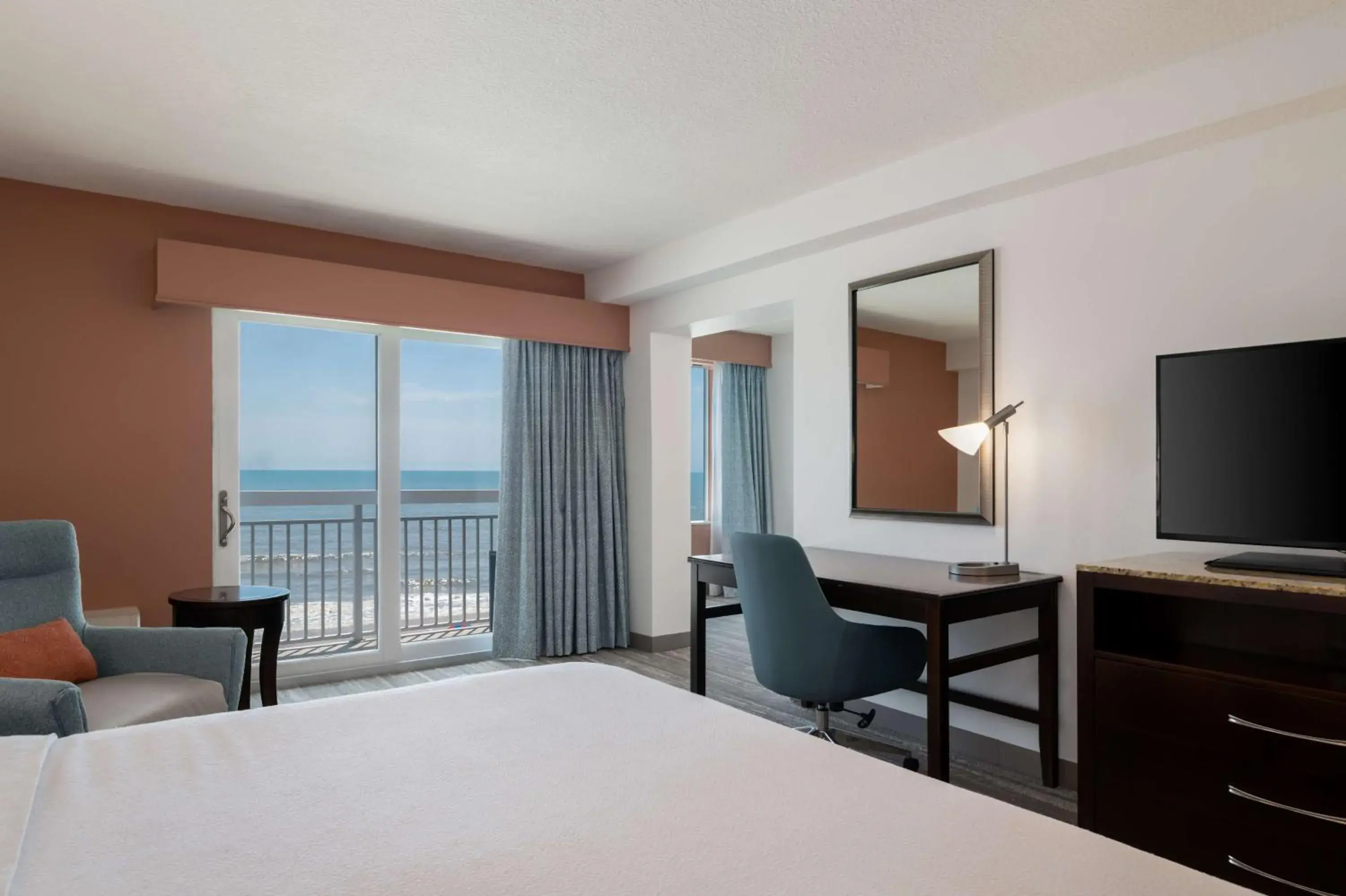 Deluxe King Room with Extra Bed - Balcony with Ocean-Front View in Hilton Garden Inn Daytona Beach Oceanfront Deluxe King Room with Extra Bed - Balcony with Ocean-Front View in Hilton Garden Inn Daytona Beach Oceanfront