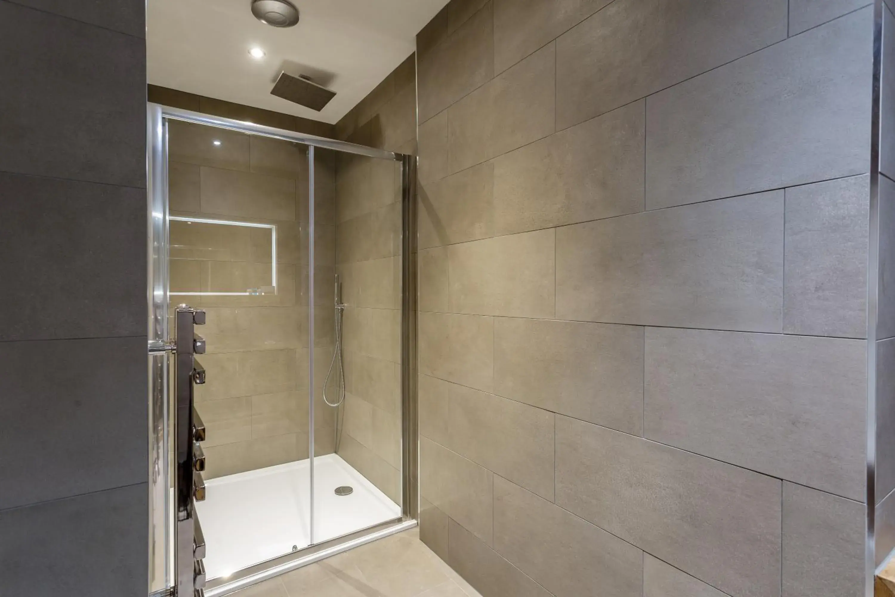 Deluxe Double Room in The Cow Dalbury Deluxe Double Room in The Cow Dalbury