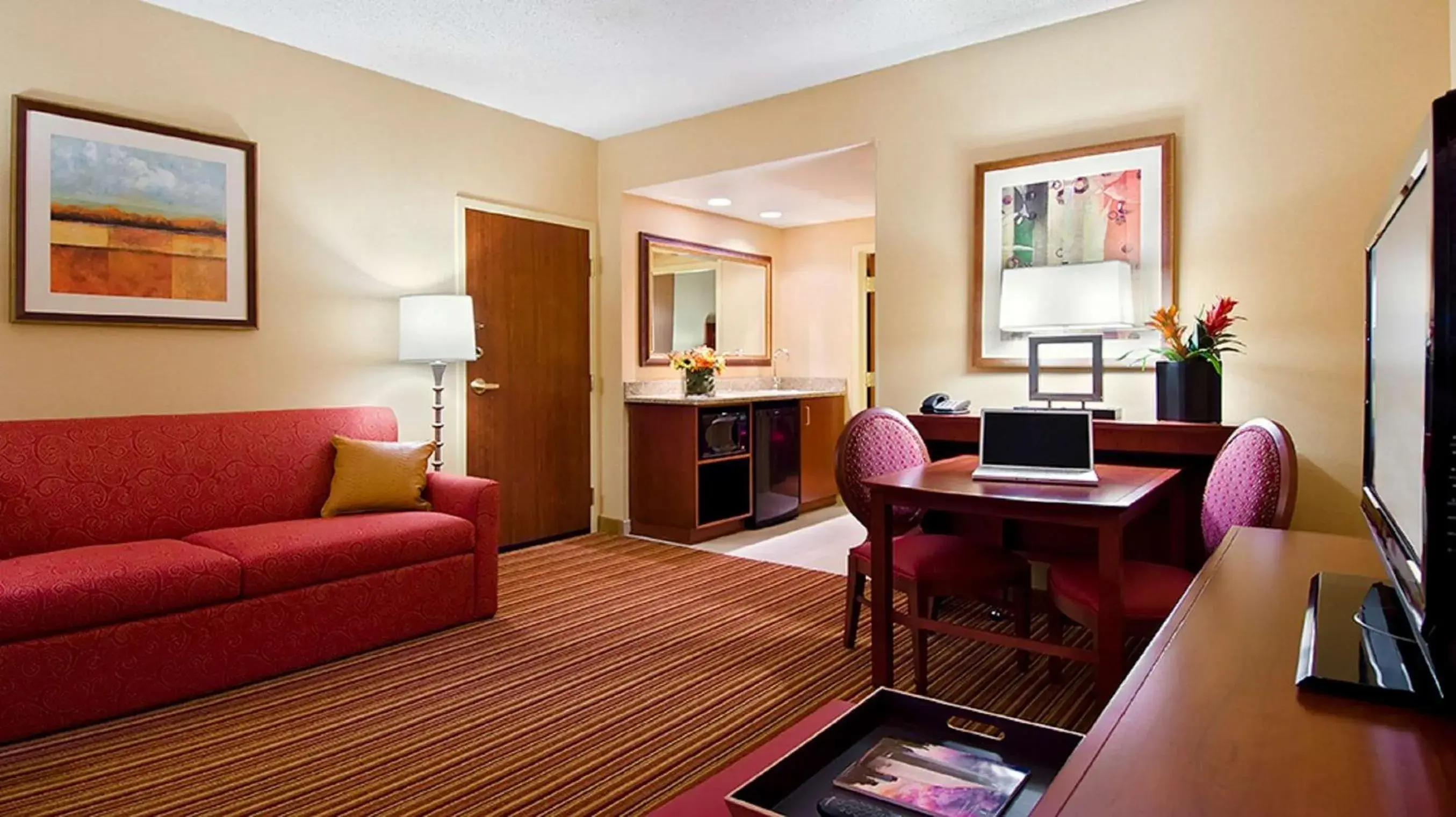 King Suite with Accessible Tub - Mobility and Hearing Access/Non-Smoking in Embassy Suites Murfreesboro - Hotel & Conference Center King Suite with Accessible Tub - Mobility and Hearing Access/Non-Smoking in Embassy Suites Murfreesboro - Hotel & Conference Center