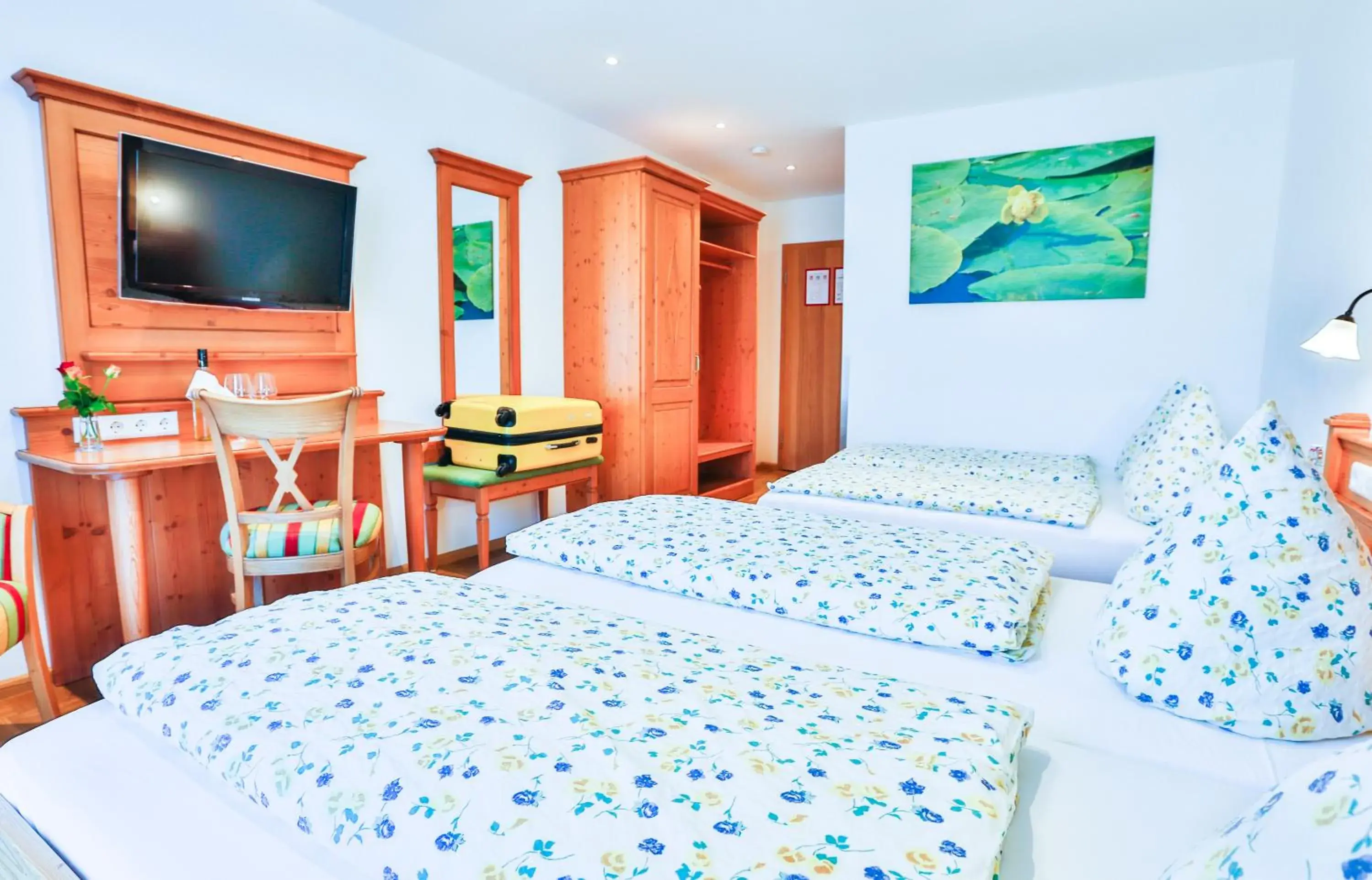 Quadruple Room in Hotel-Restaurant zum Ochsen Quadruple Room in Hotel-Restaurant zum Ochsen