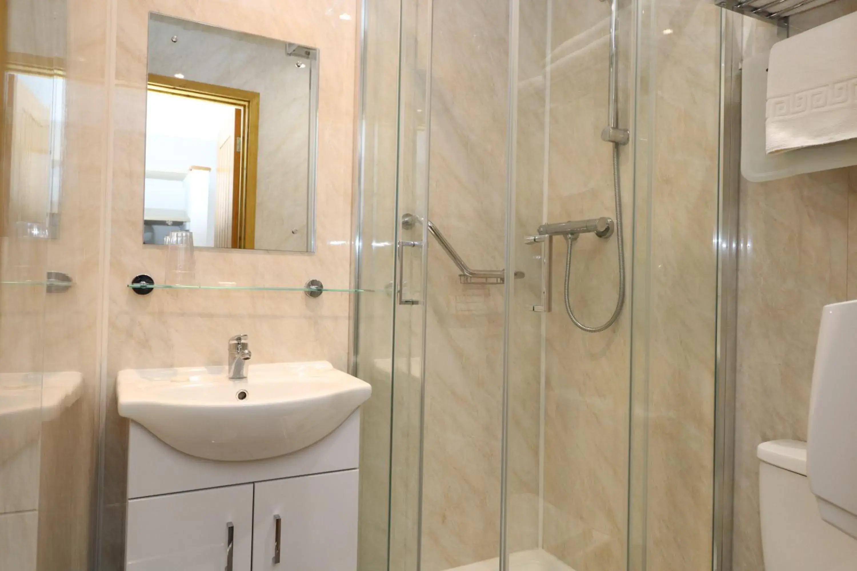 Double Room in The Sandringham Hotel Double Room in The Sandringham Hotel