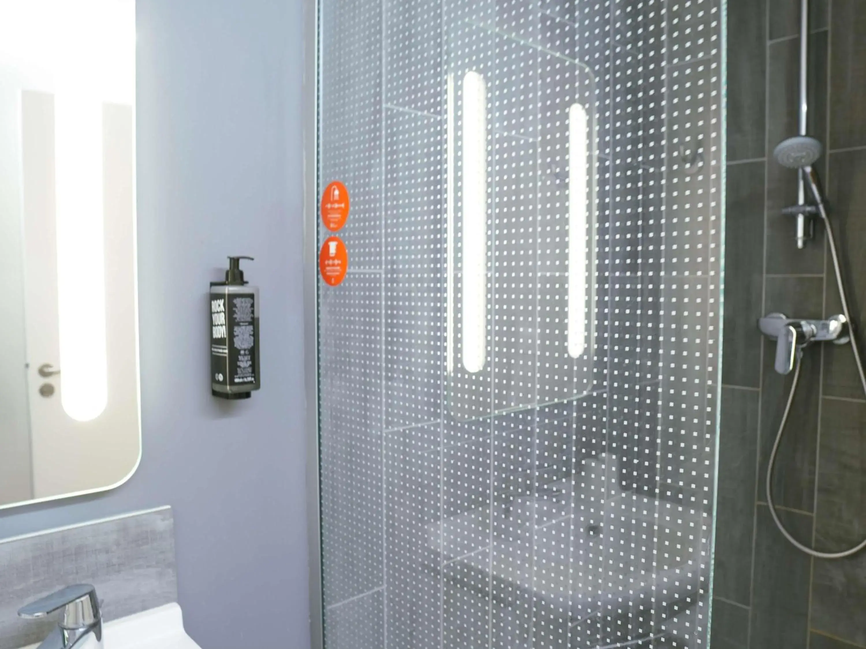 Family Suite with One Large Bed and Three Single Beds in ibis Caen Porte d’Angleterre Family Suite with One Large Bed and Three Single Beds in ibis Caen Porte d’Angleterre