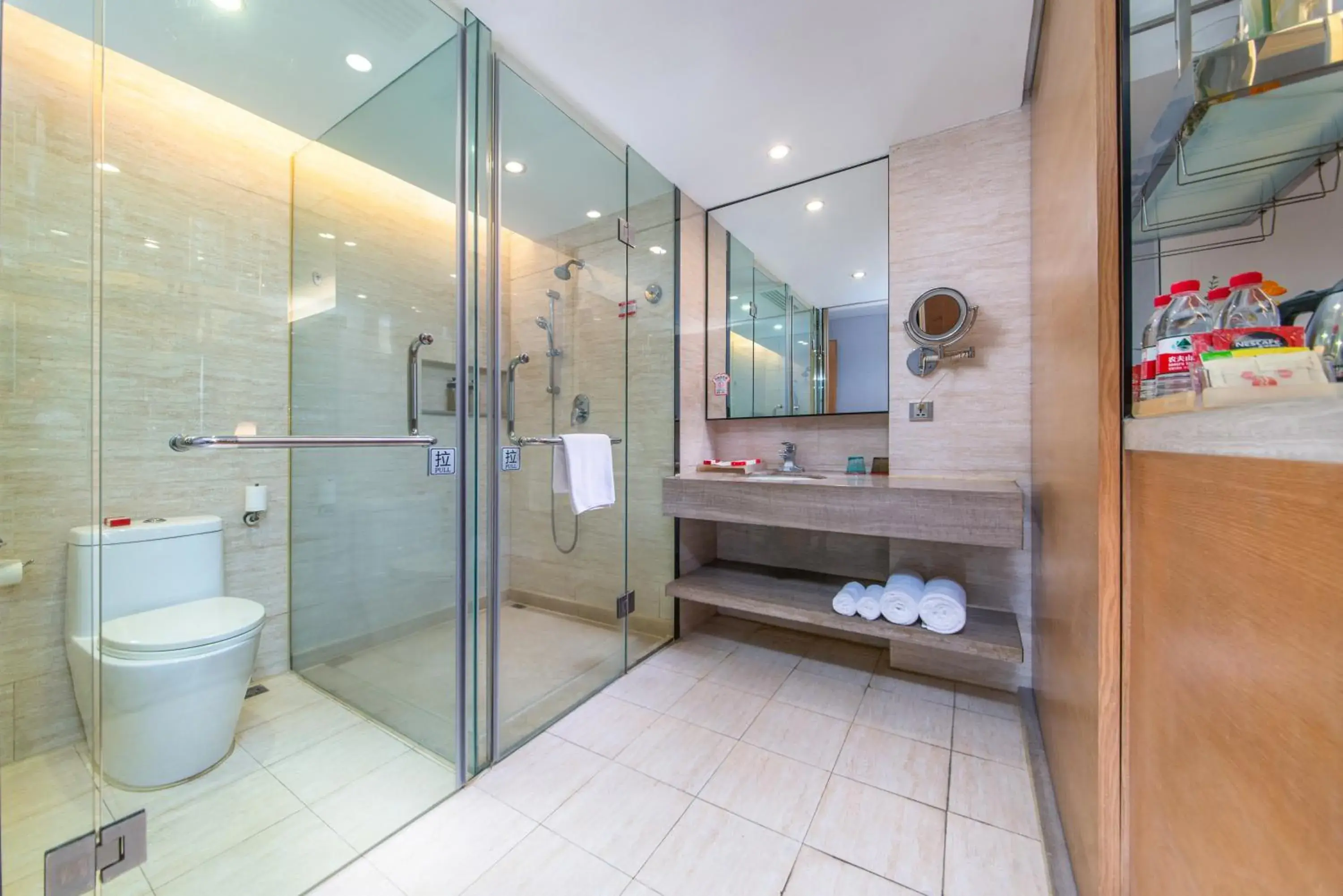 Deluxe King Room in Shenzhen Ramada Plaza, North Railway Station Deluxe King Room in Shenzhen Ramada Plaza, North Railway Station